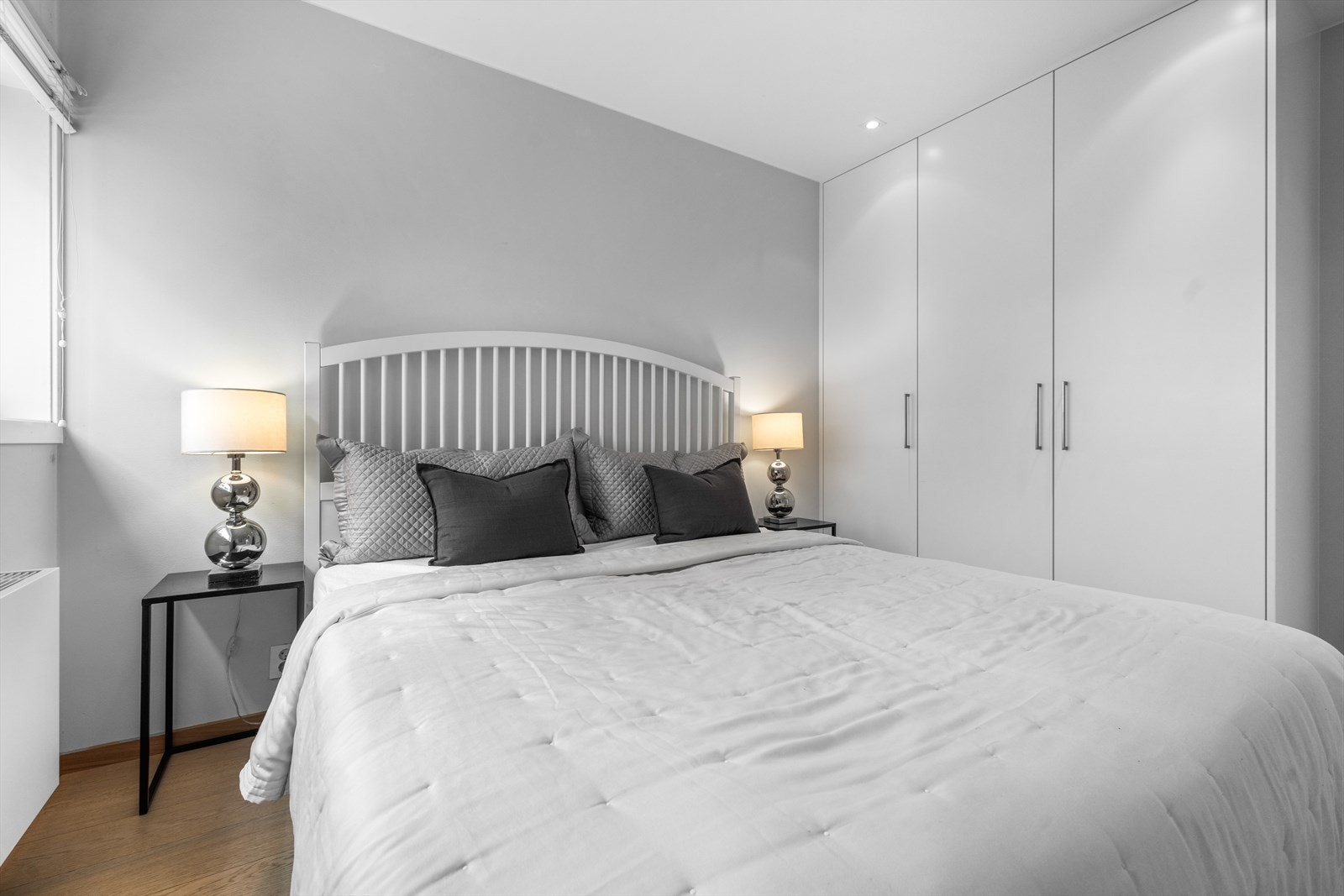 Soverom 2 har plassbygget garderobe. Galleribilde