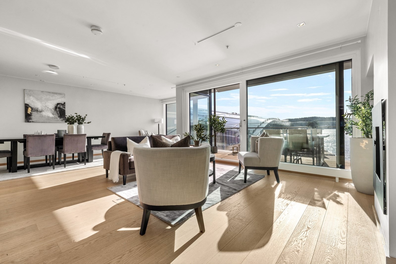 Det er god plass til både salongmøblement og spisebord. Galleribilde