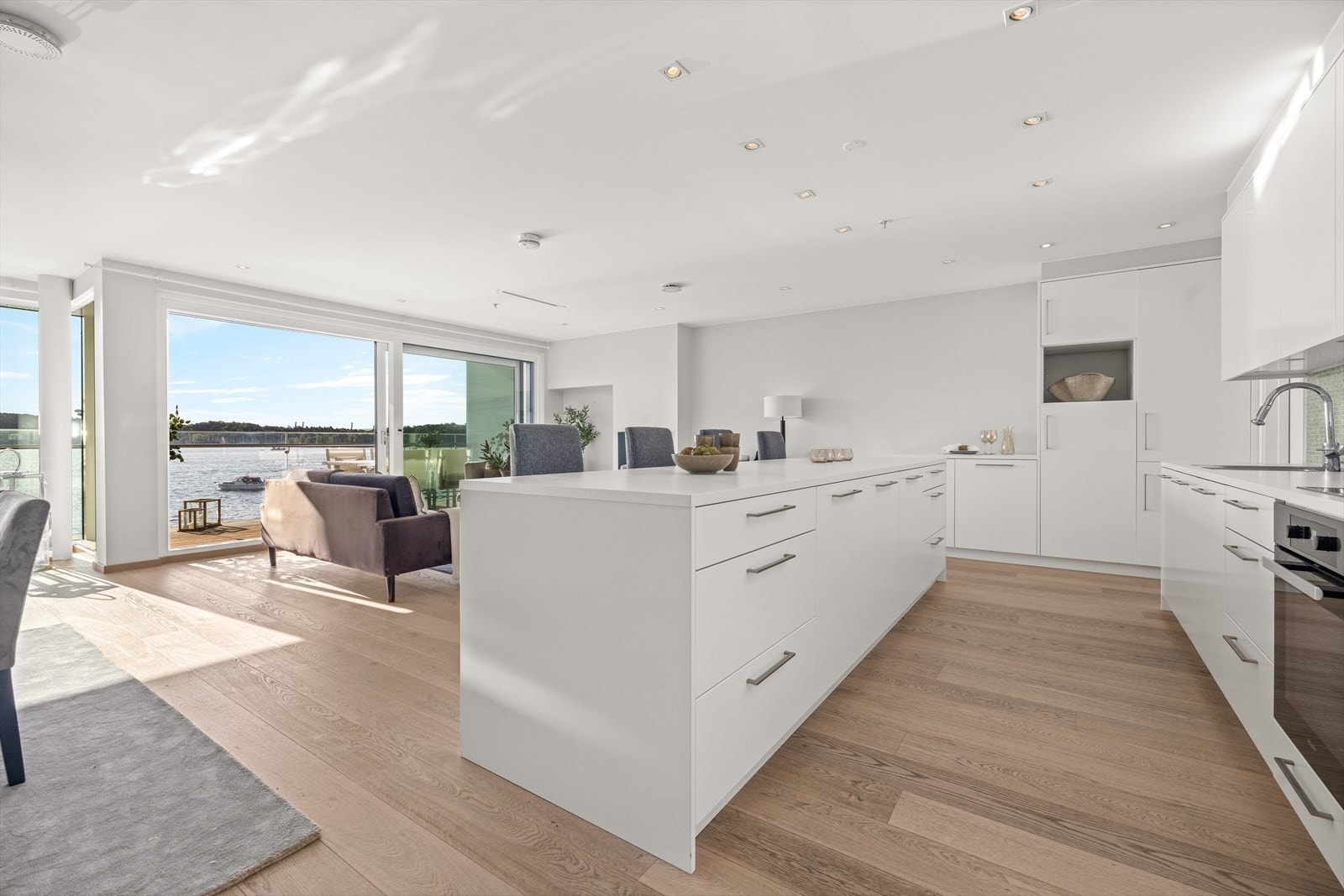 Sosial kjøkkenløsning mot stuen. Galleribilde