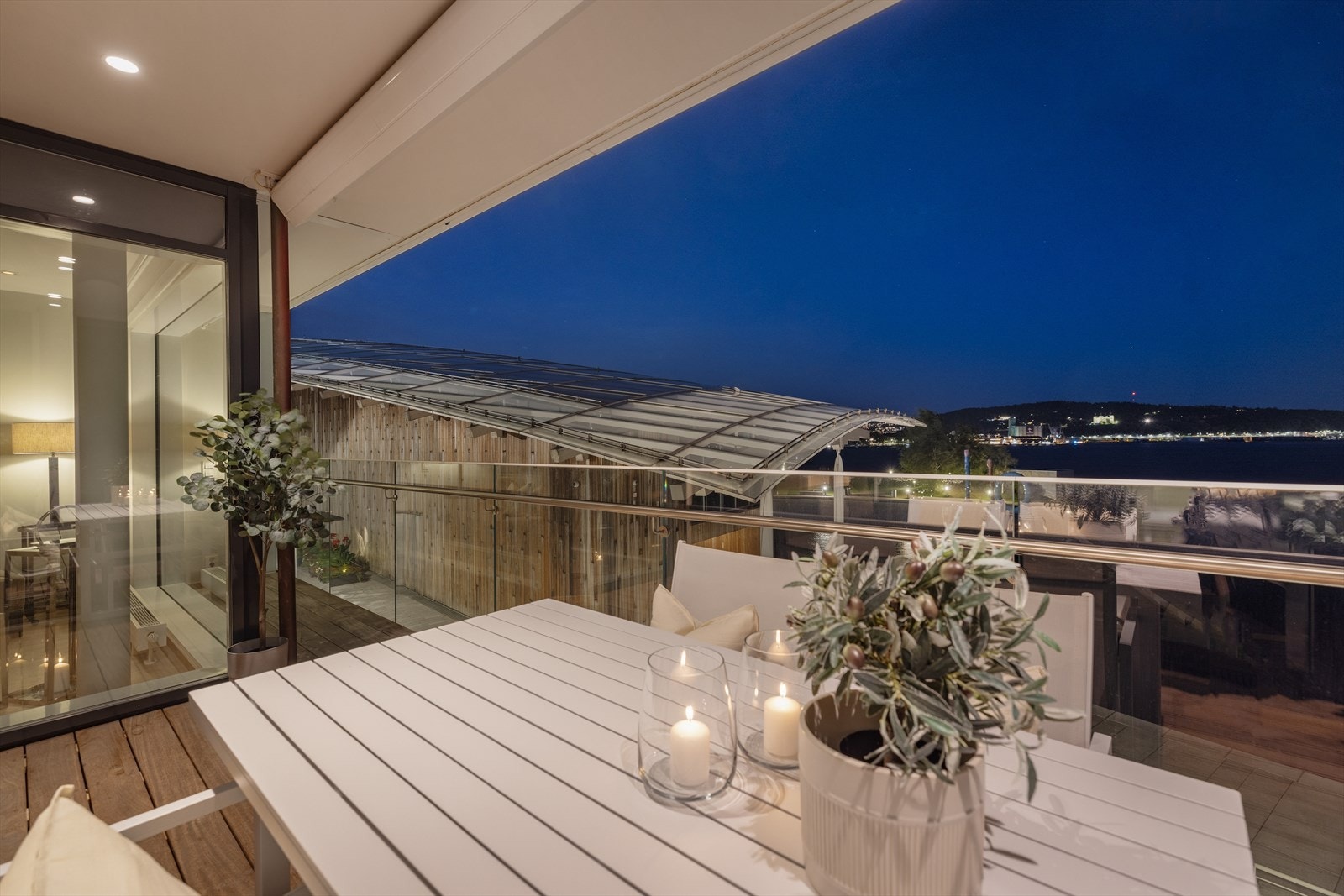 Kveldsstemning fra balkongen. Galleribilde