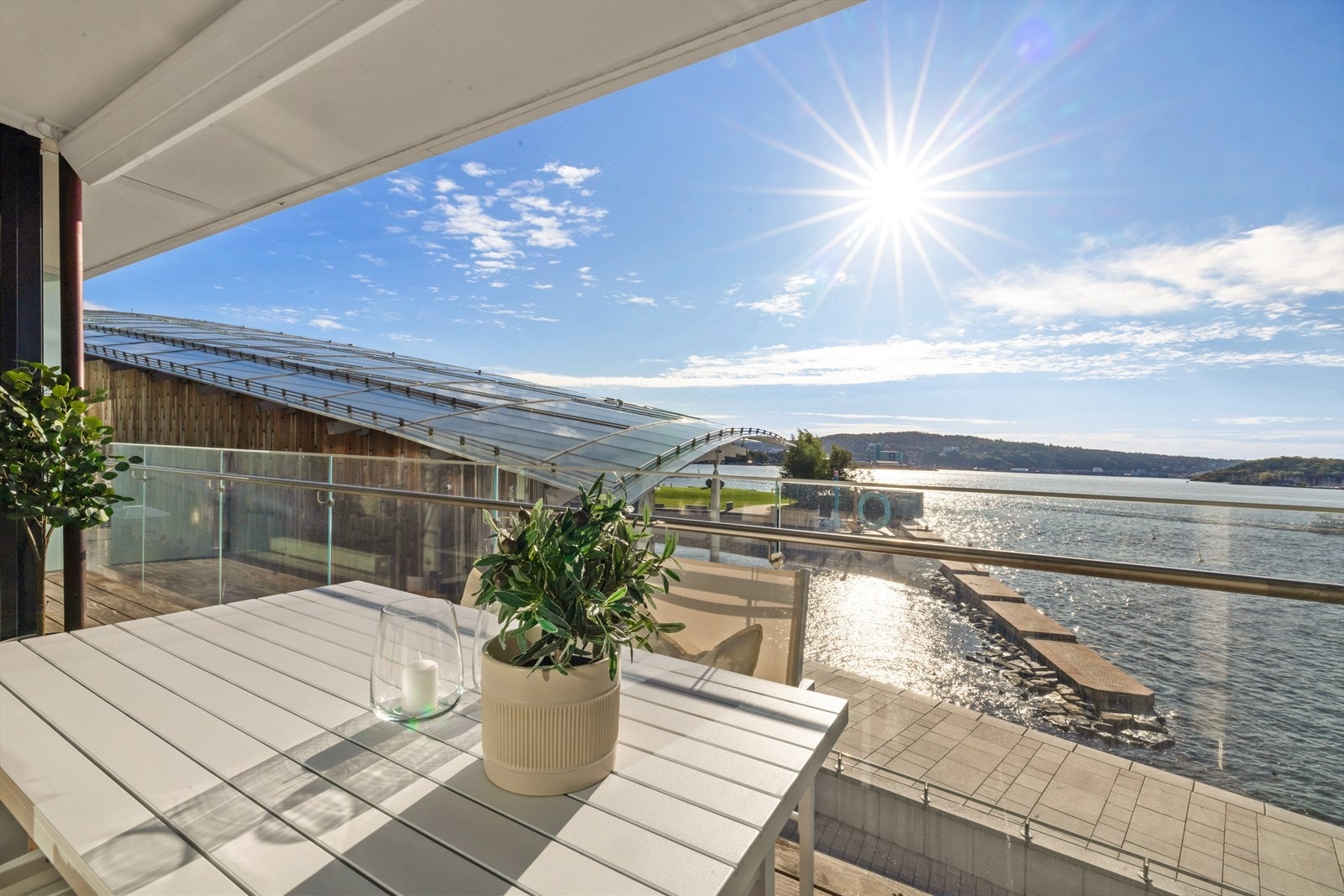 Elektrisk markise på balkongen. Galleribilde