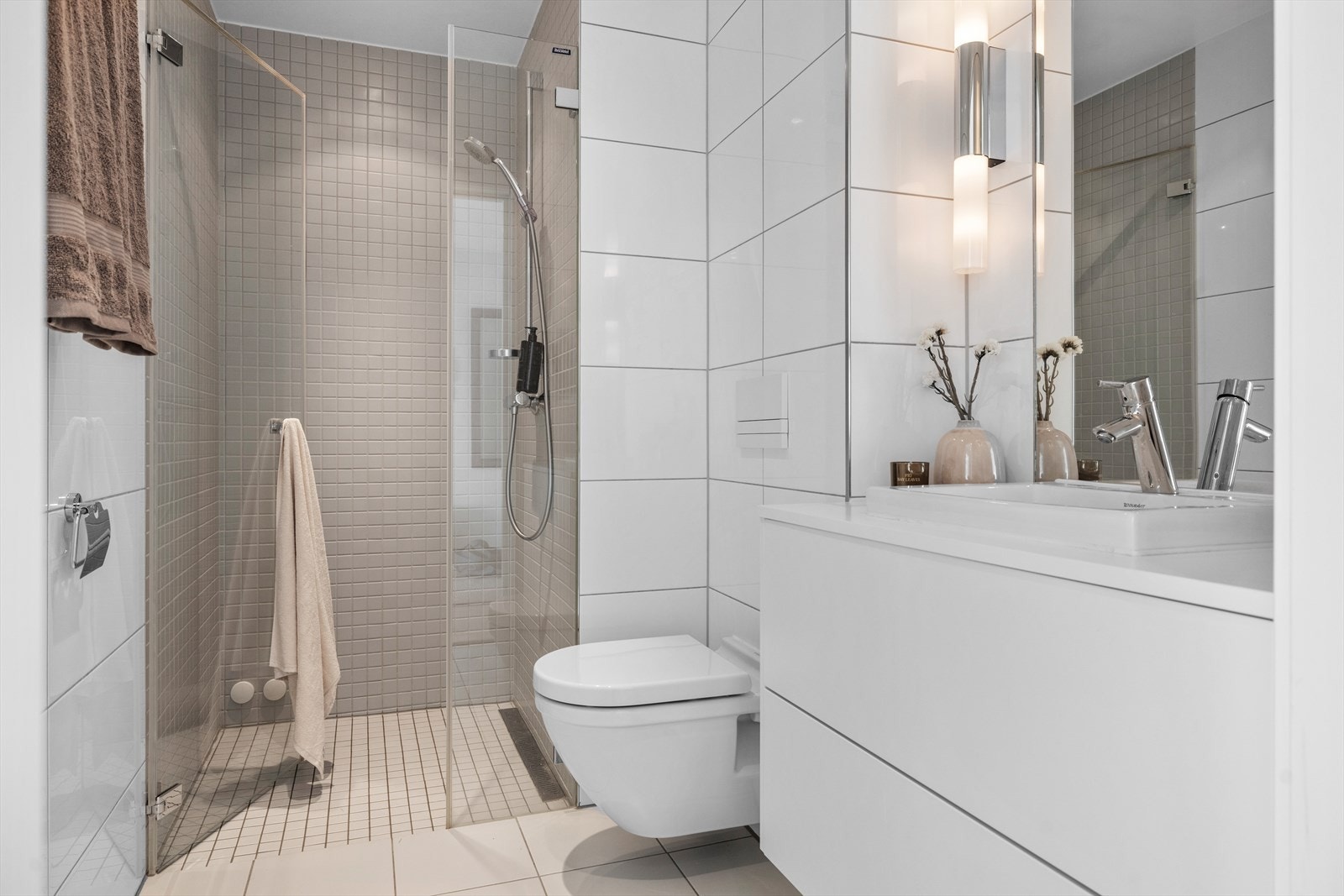 Leiligheten har 2 bad. Dette har adkomst fra entreen. Galleribilde