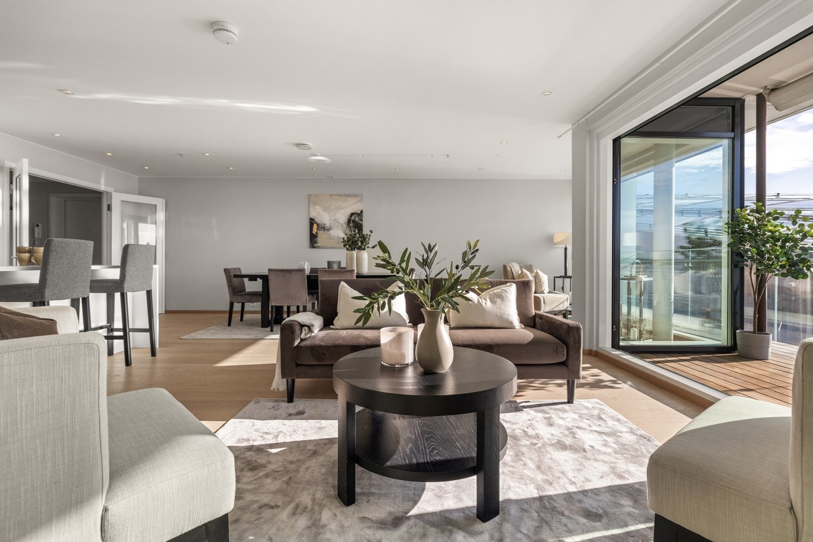 Stue med åpen kjøkkenløsning. Galleribilde