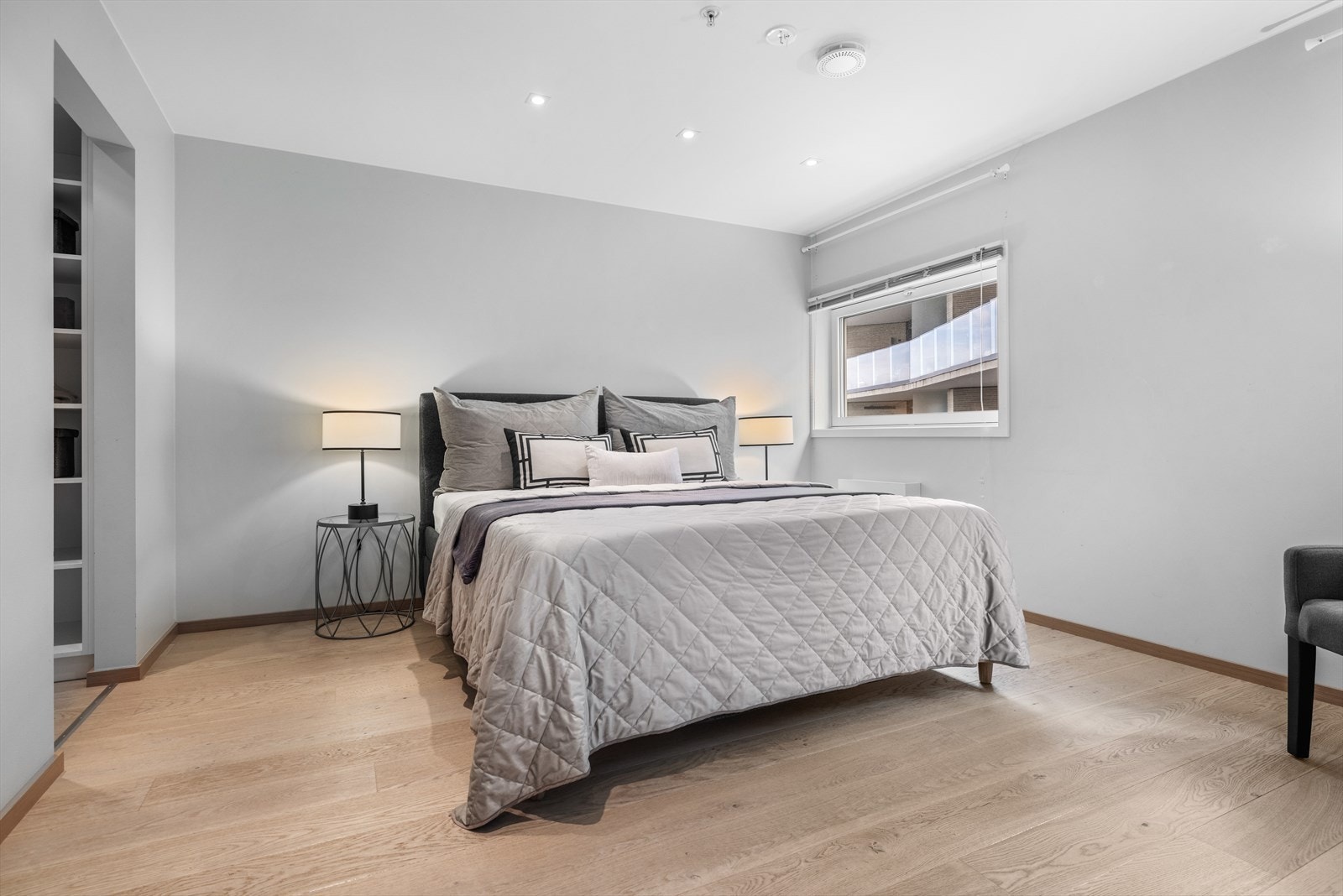 Hovedsoverommet har en god størrelse og har walk-in garderobe og direkte adkomst til bad. Galleribilde