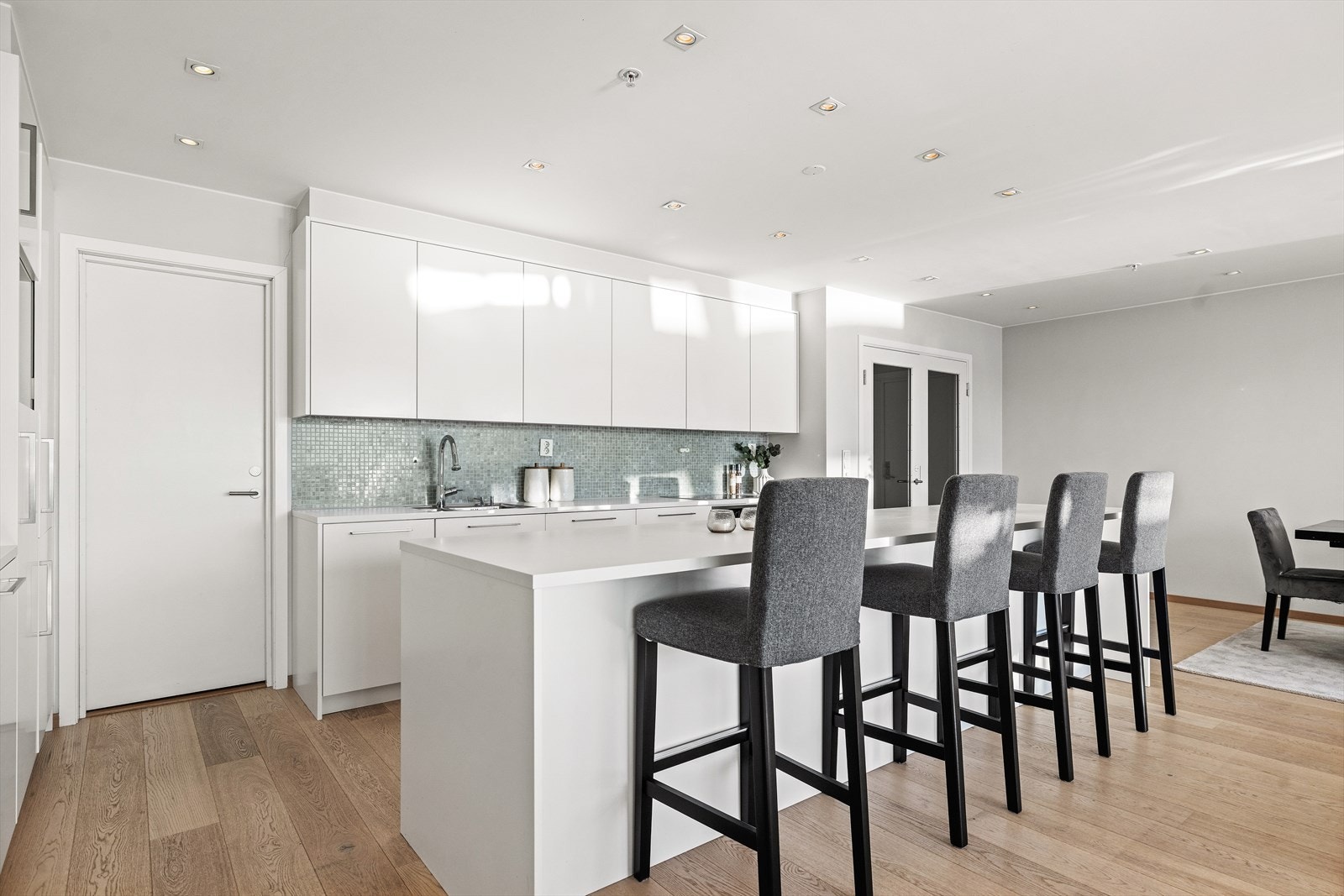 Rikelig med skapplass på kjøkkenet. Integrerte hvitevarer som medfølger. Galleribilde