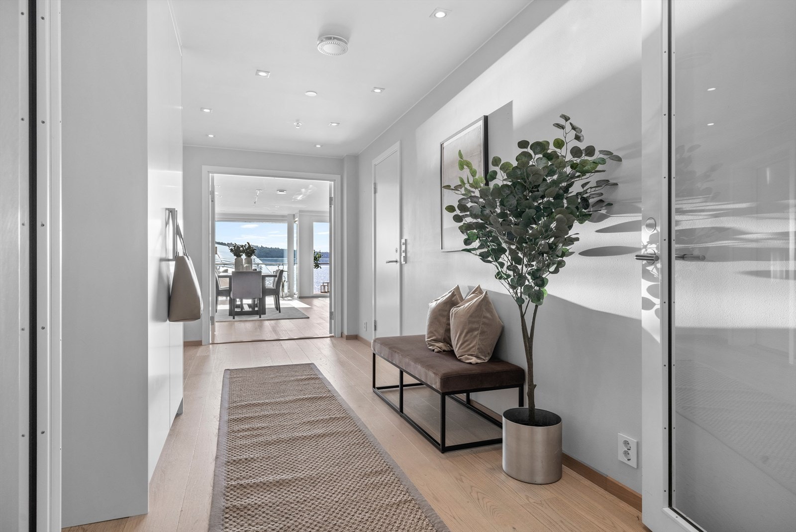 Stor entré med adkomst til bad. Galleribilde