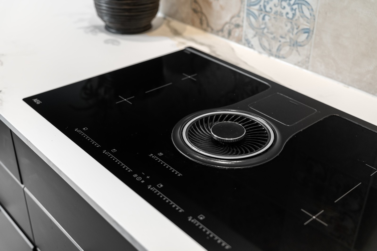 Bred induksjon platetopp med integrert ventilator Galleribilde