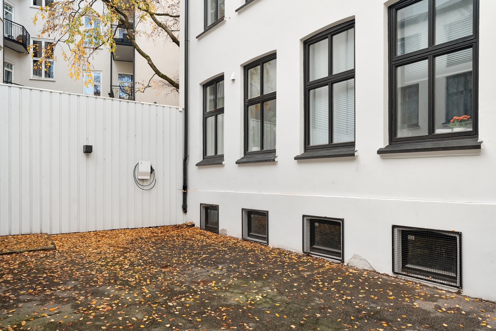 Lukket bakgård med egen parkeringsplass som medfølger Galleribilde