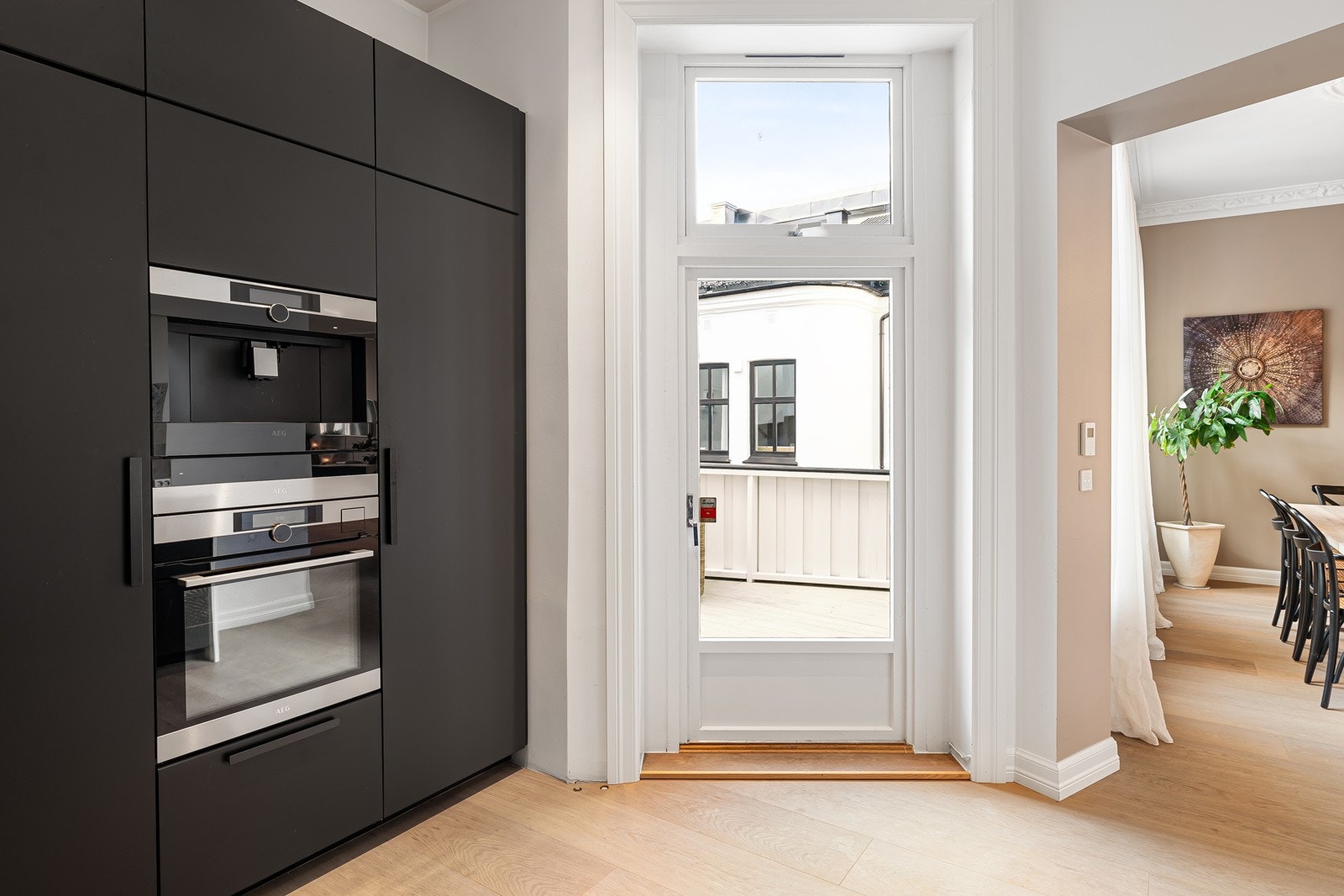 Praktisk løsning med kjøleskap og fryser i separate skap (full høyde), stekeovn og kaffemaskin Galleribilde
