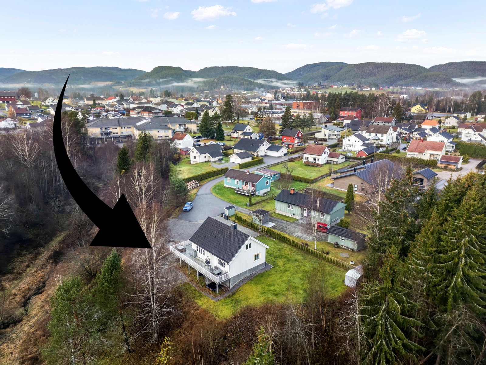 Eiendommen ligger i enden av Bakkevegen og har dermed ingen gjennomgangstrafikk. Galleribilde