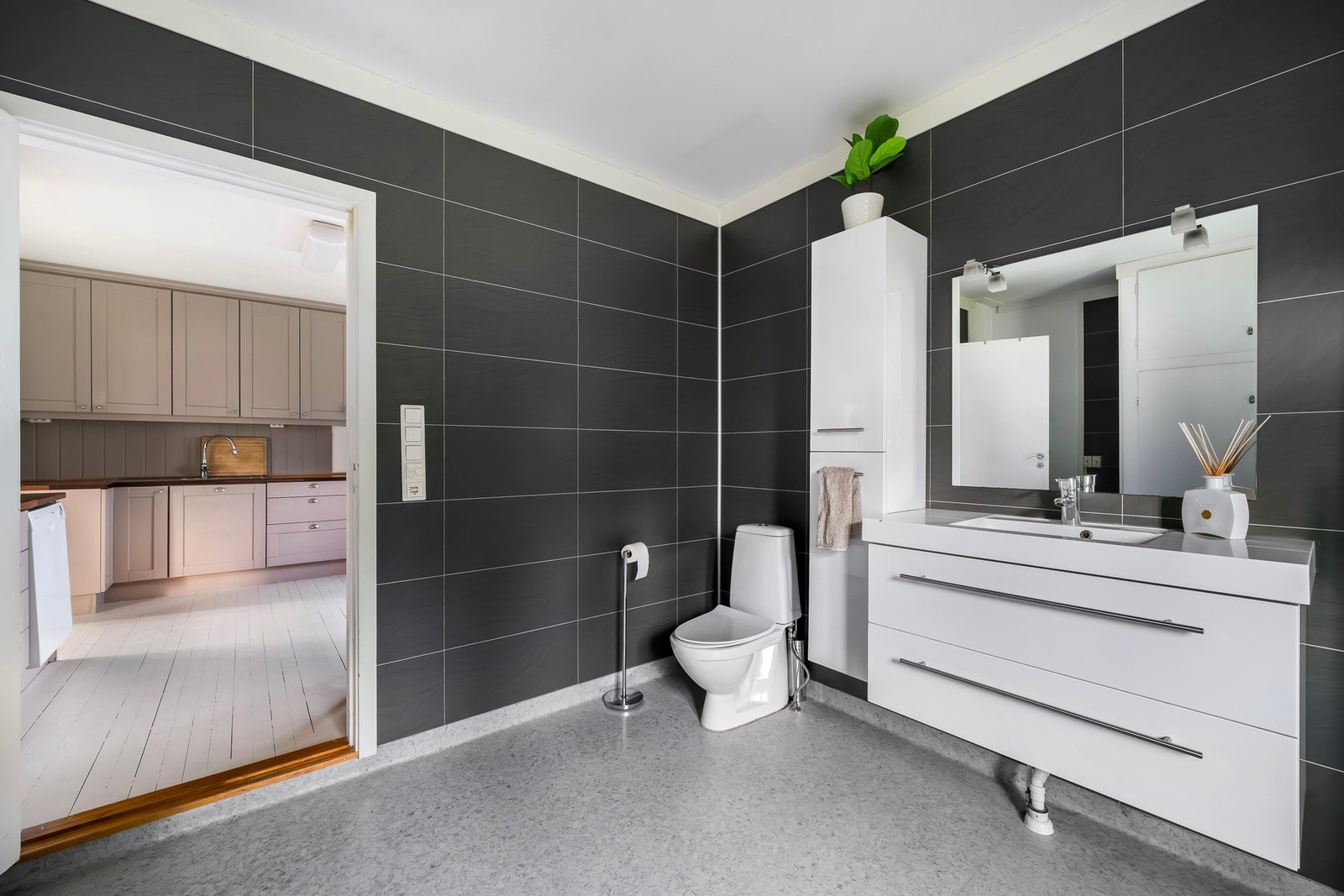 Det er deilig og behagelig gulvvarme på badet. Galleribilde