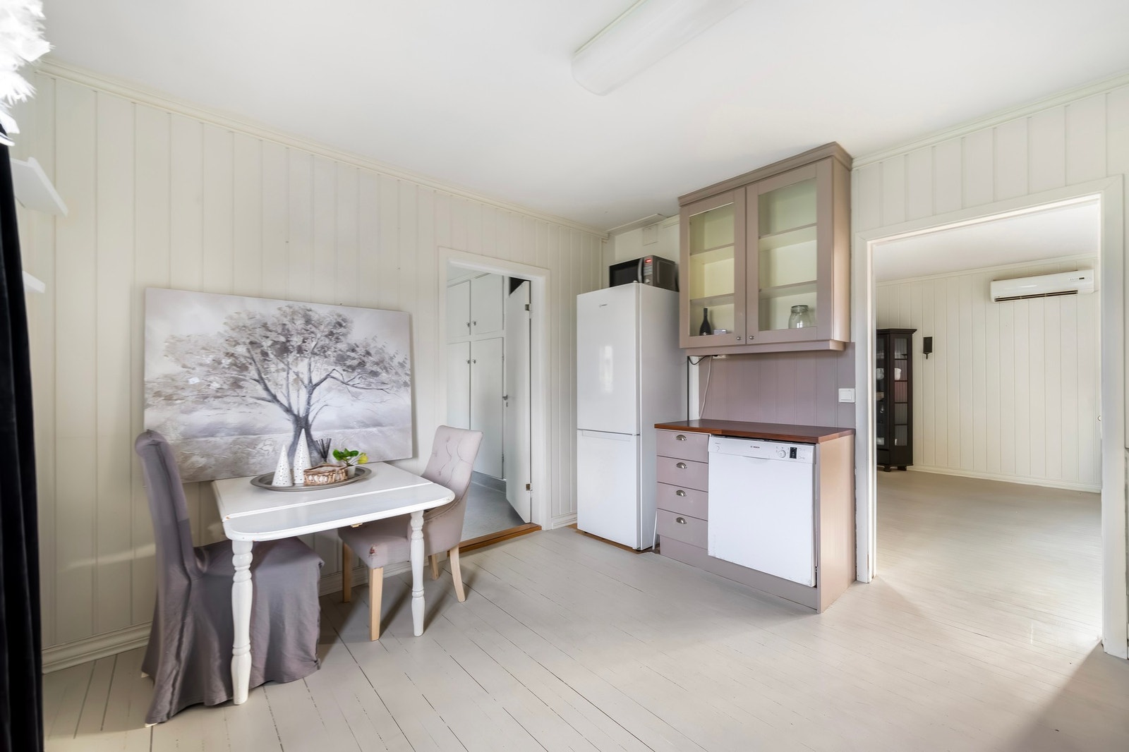 På kjøkkenet er det også plass til ett kjøkkenbord. Galleribilde