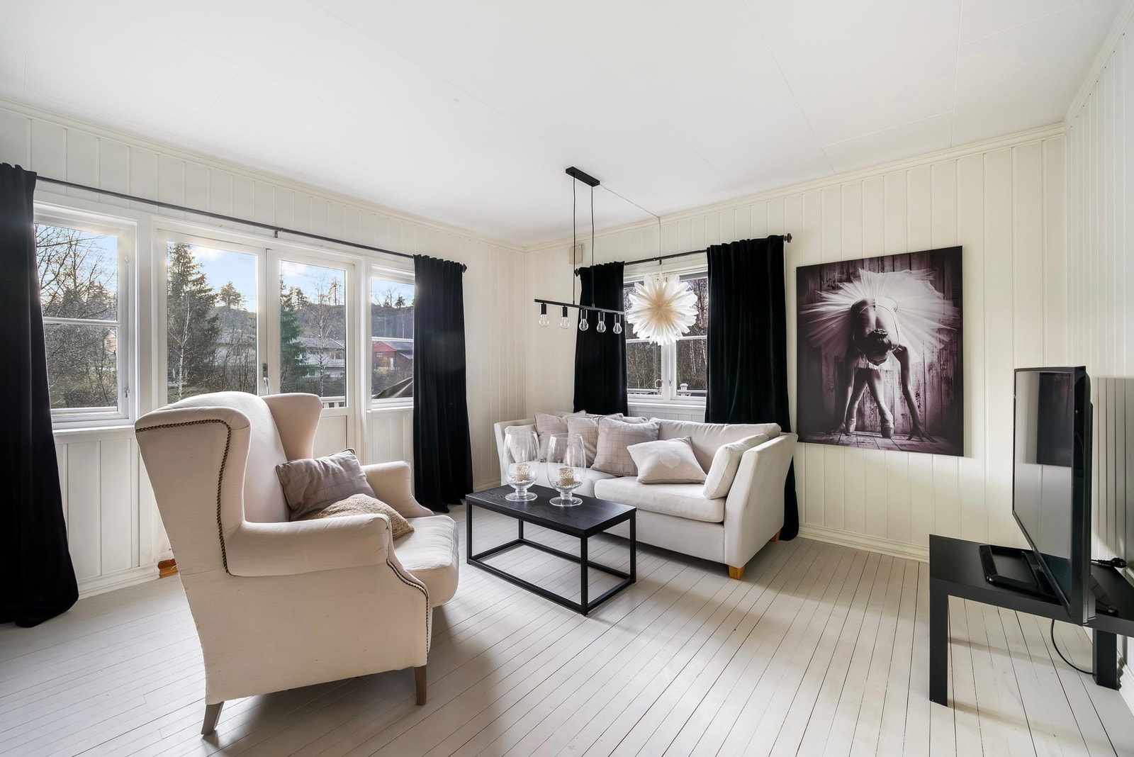Stuen er romslig og har vinduer på sør- og vestveggen. Dette gir godt med lysinnslipp. Verandadør ut til den sørvendte verandaen. Galleribilde