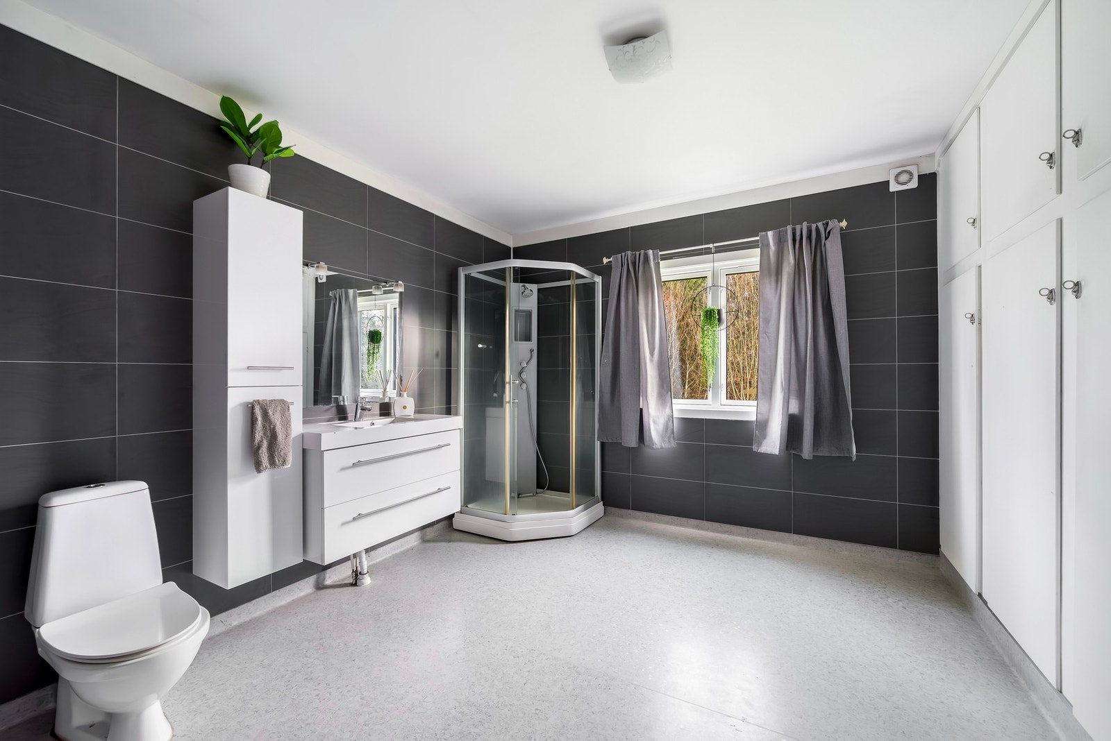 Innenfor kjøkkenet finner vi badet. Galleribilde