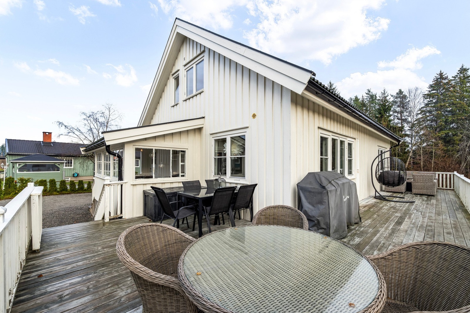 Verandaen strekker seg rundt huset på vestsiden. Det er stor og god plass til flere utemøblement. Galleribilde