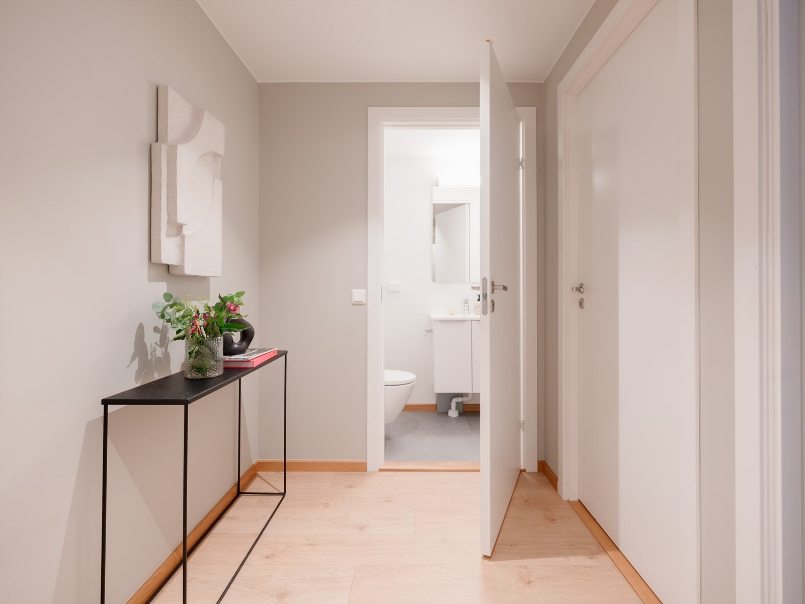 I entréen har du plass til å henge fra deg yttertøyet og sette fra deg skoene. Galleribilde