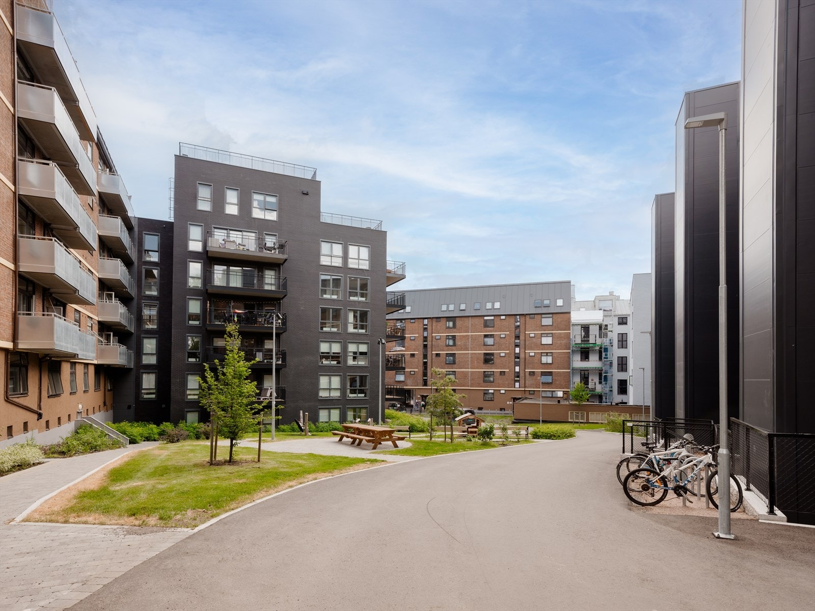 Bakgården er pent opparbeidet med sittegrupper og interne gangveier. Galleribilde