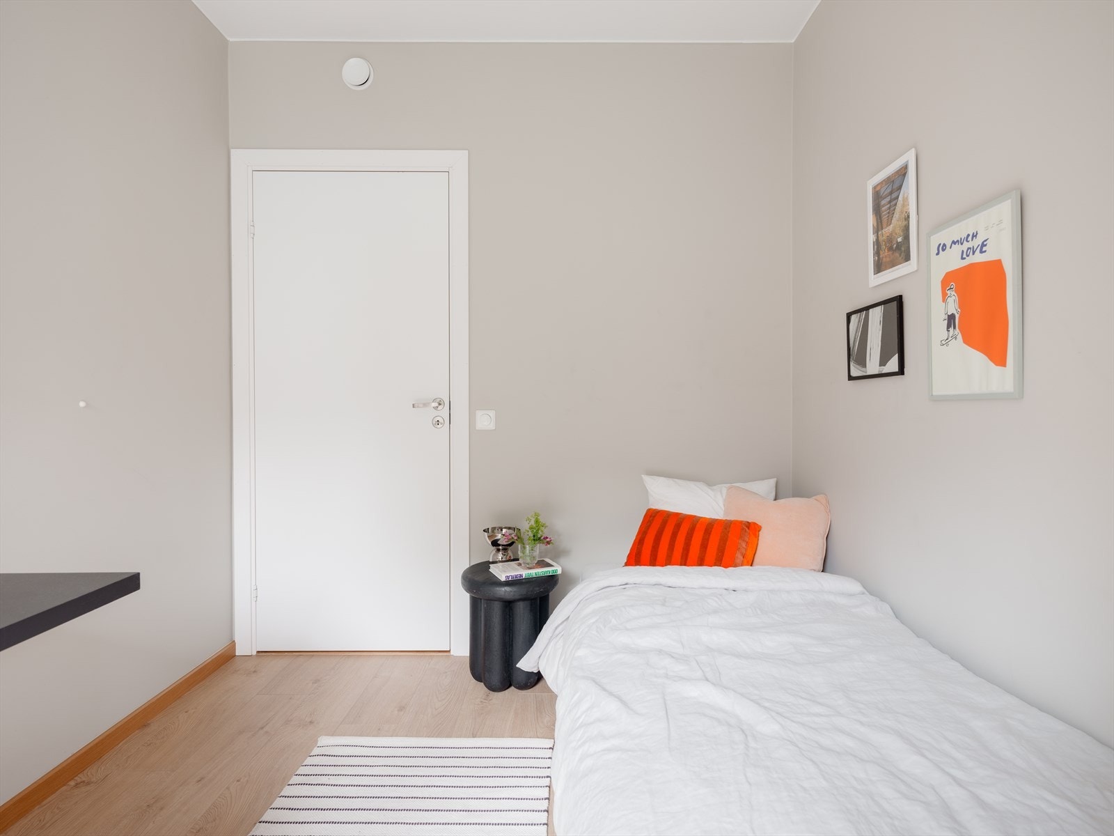 Soverom III er lyst og luftig, med plass til seng og garderobe. Galleribilde