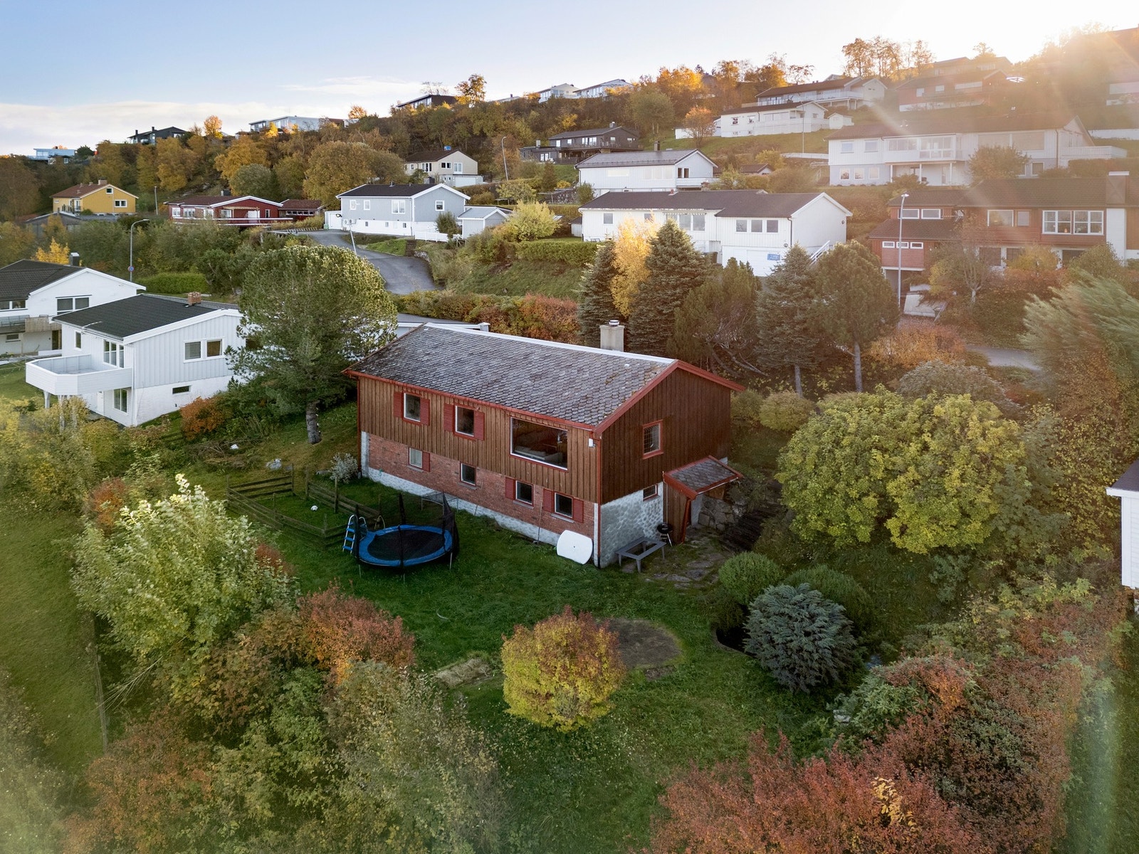 Eiendommen ligger svært godt til i et rolig og familievennlig område på Vikhammer Galleribilde