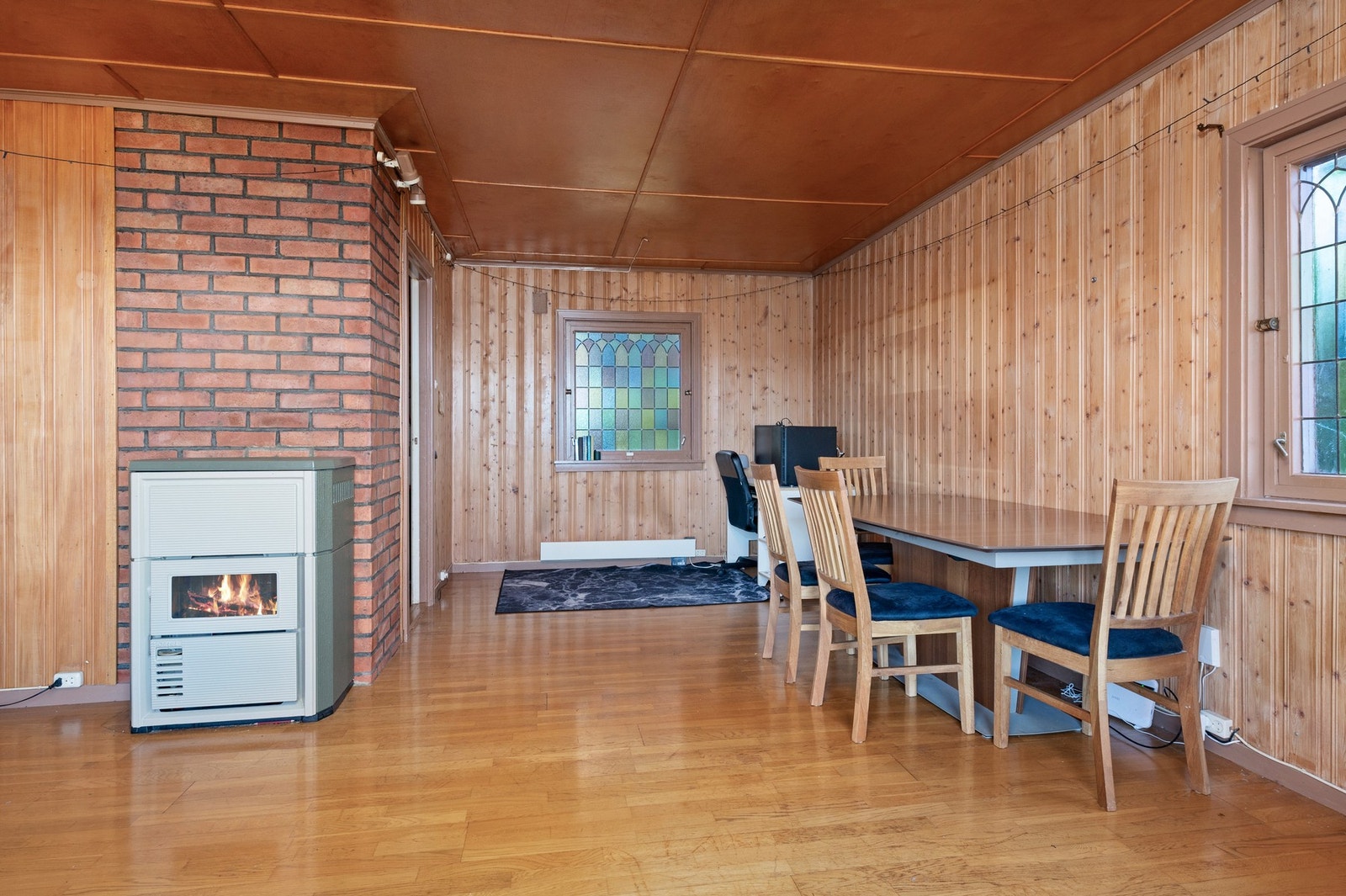 På stuen har du peis for vedfyring. Galleribilde