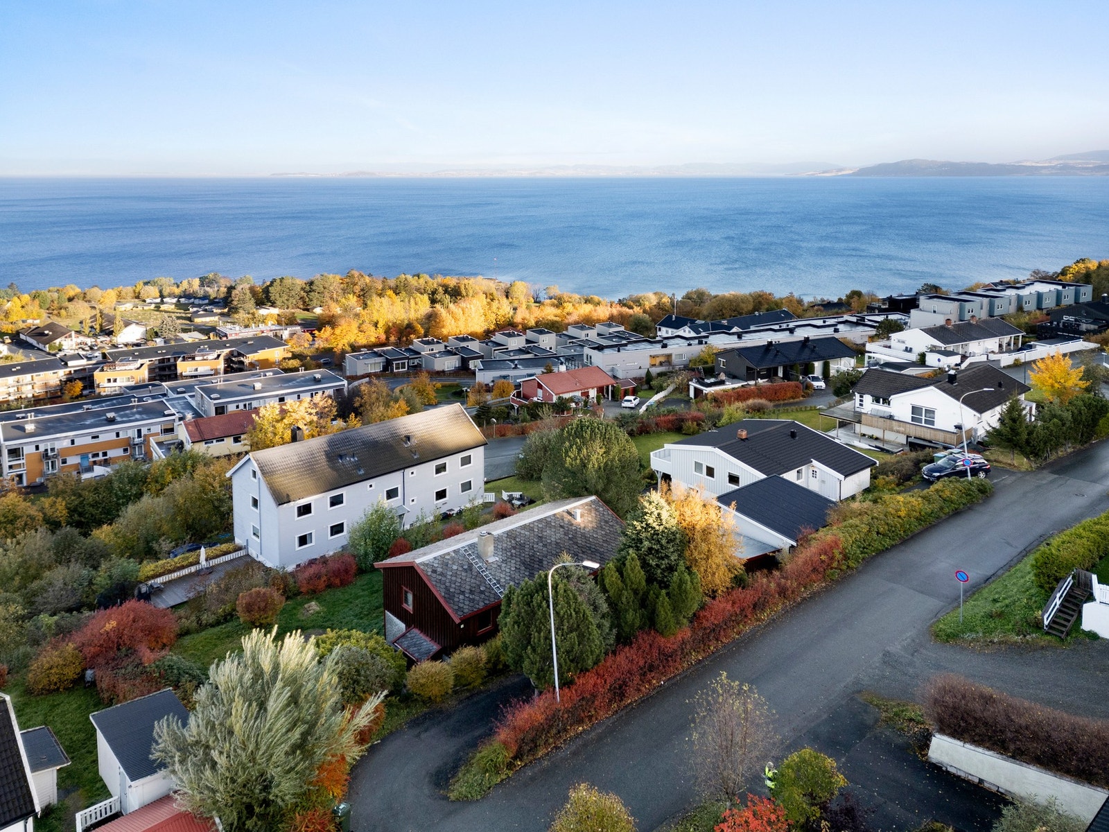 Boligen befinner seg svært sentralt til på Vikhammer. Galleribilde