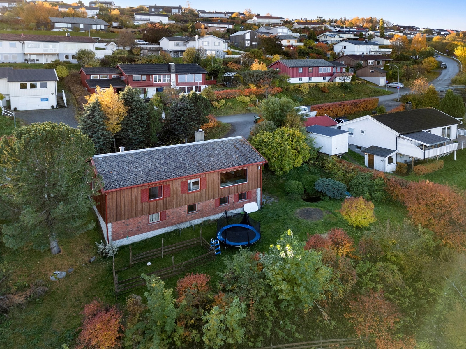 Tomten er på ca. 1 mål. Galleribilde