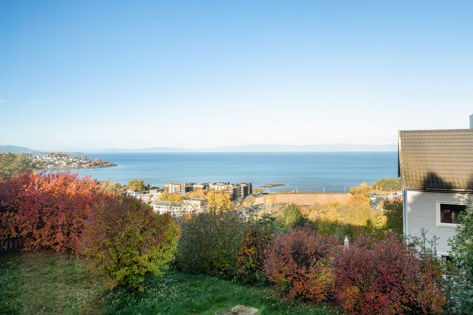 Fra eiendommen har du en praktfull utsikt mot fjorden Galleribilde