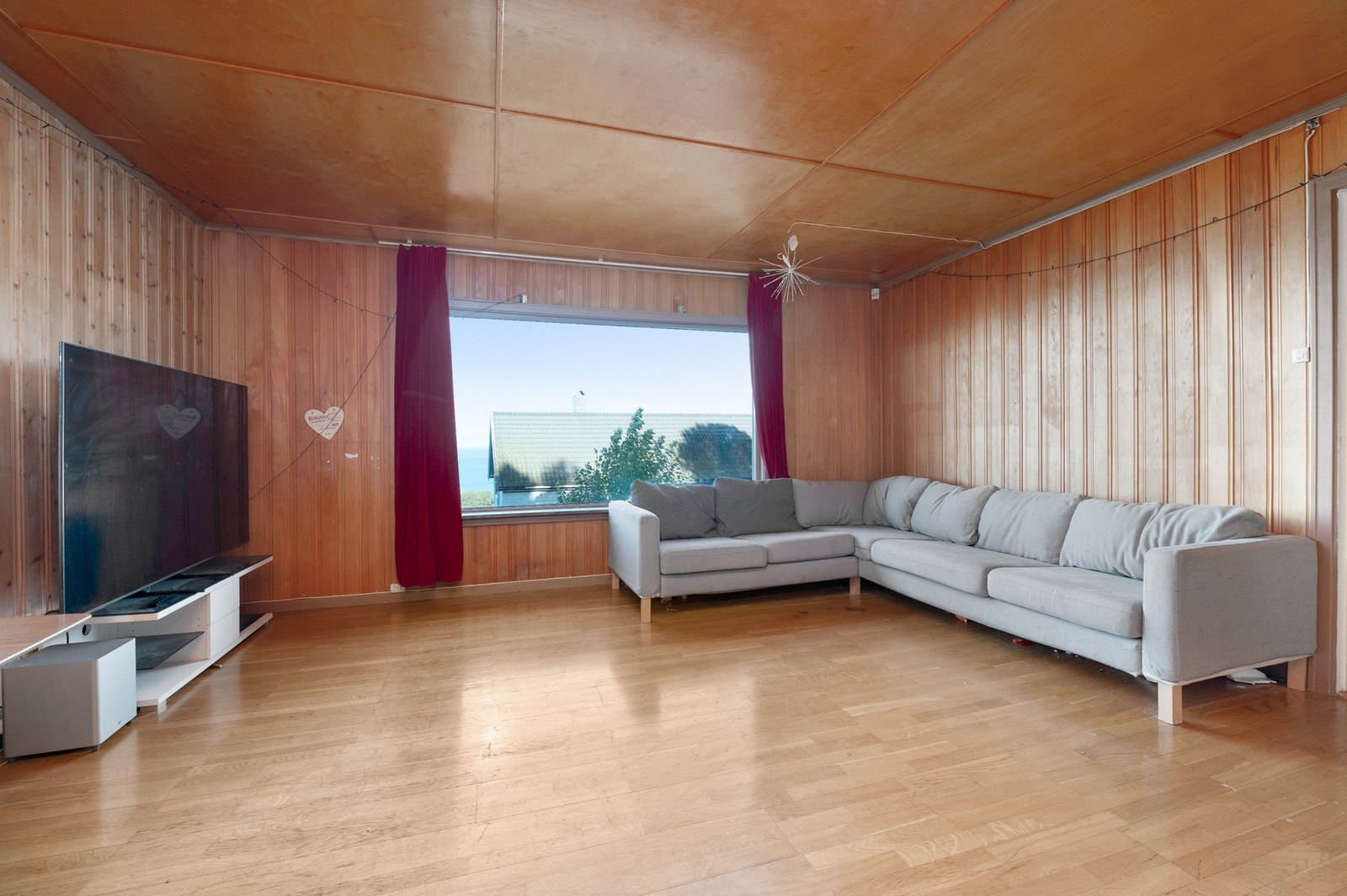 Her får du rikelig med naturlig lysinnslipp fra de store vindusflatene. Galleribilde