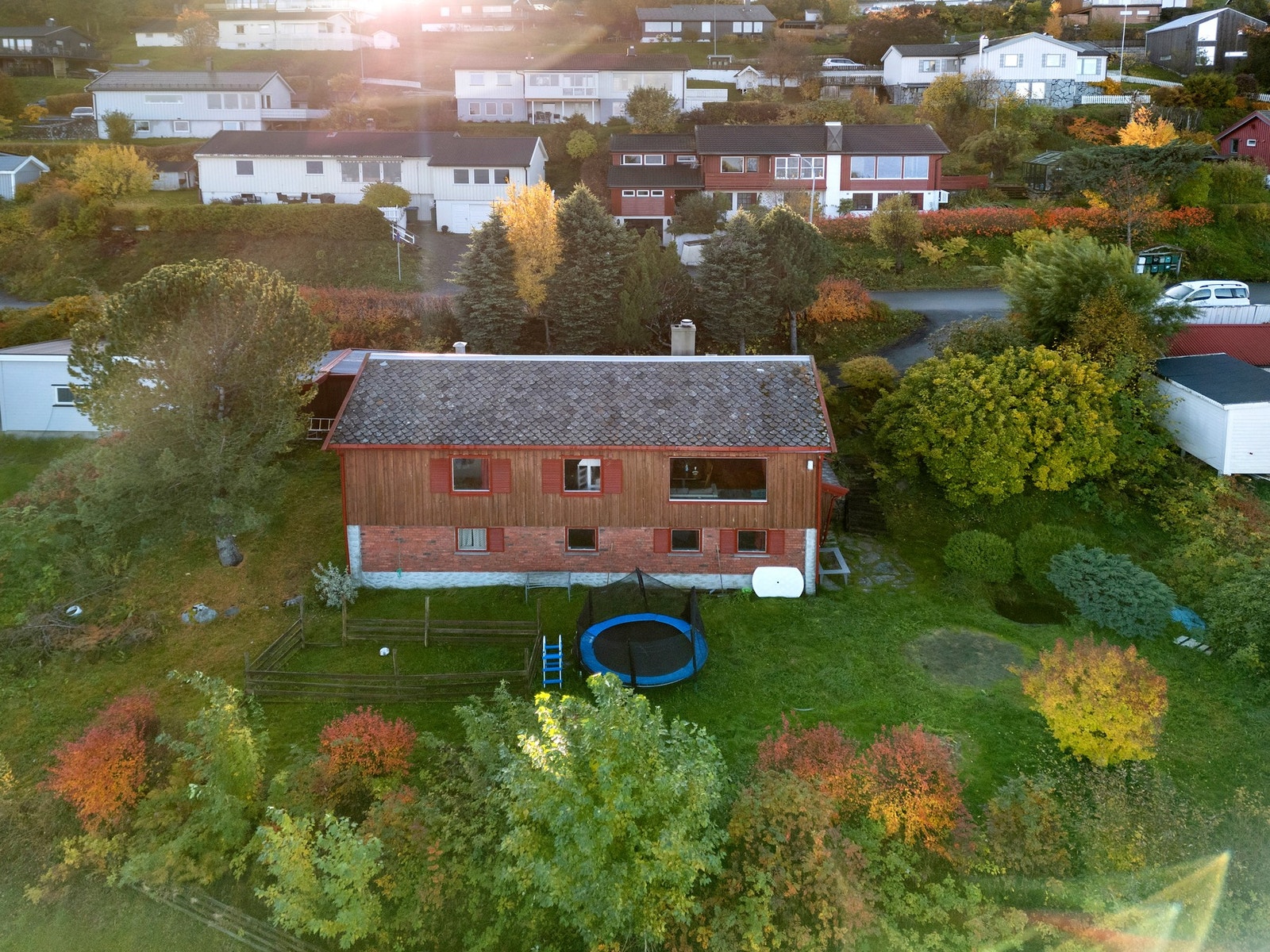 Boligen har en stor og fin hage. Galleribilde