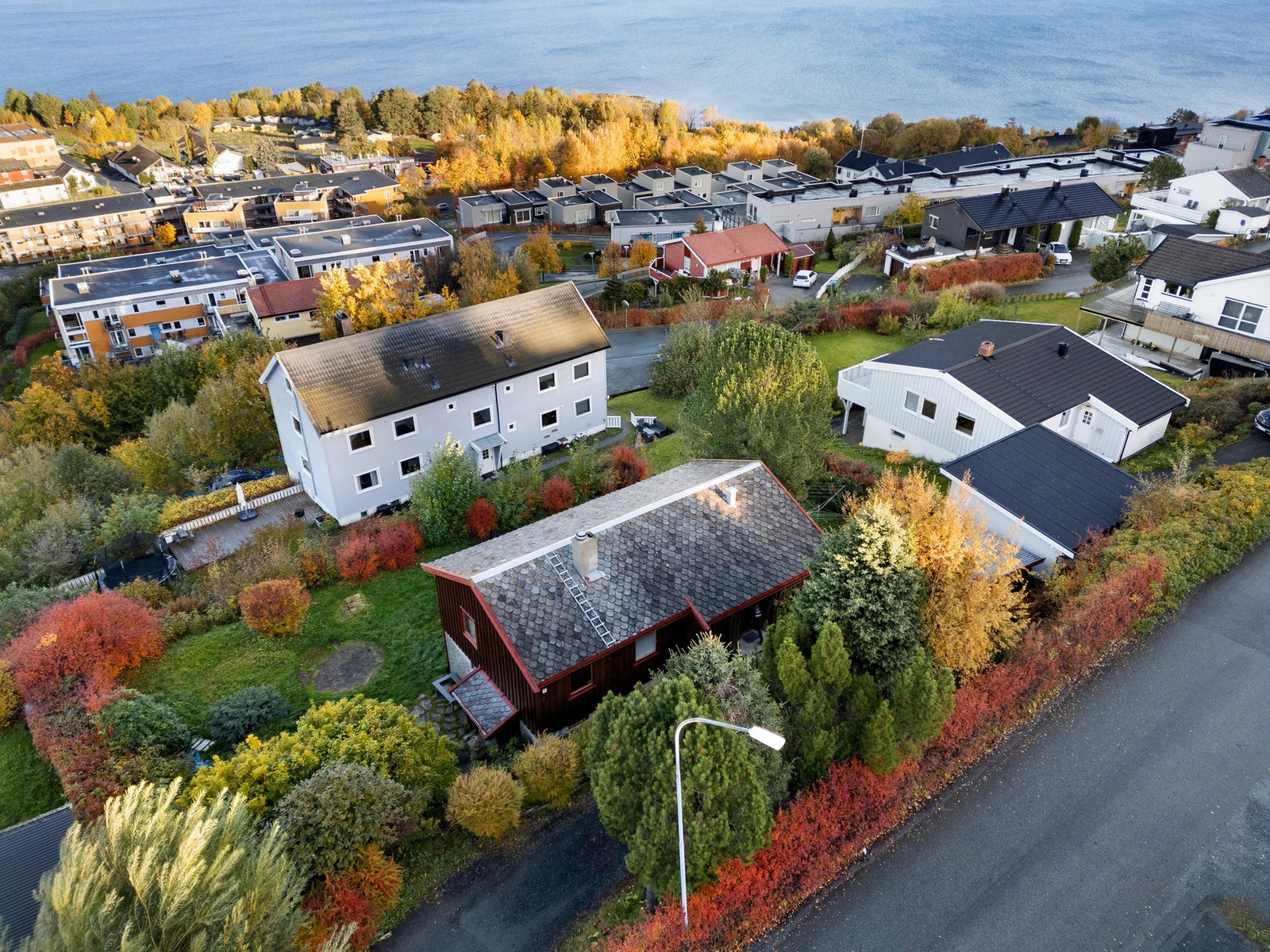 Det er kort avstand til matbutikker, skoler og idrettsanlegg. Galleribilde