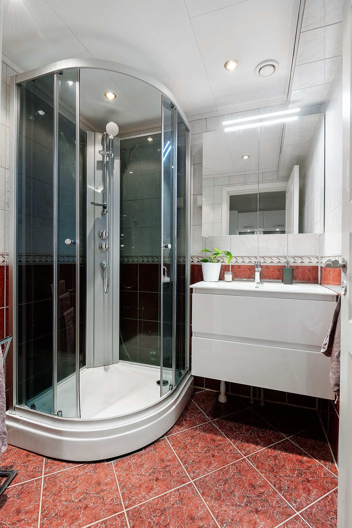 Flislagt bad fra år 2000. Badet er videre utsyrt med varmekabler. Galleribilde
