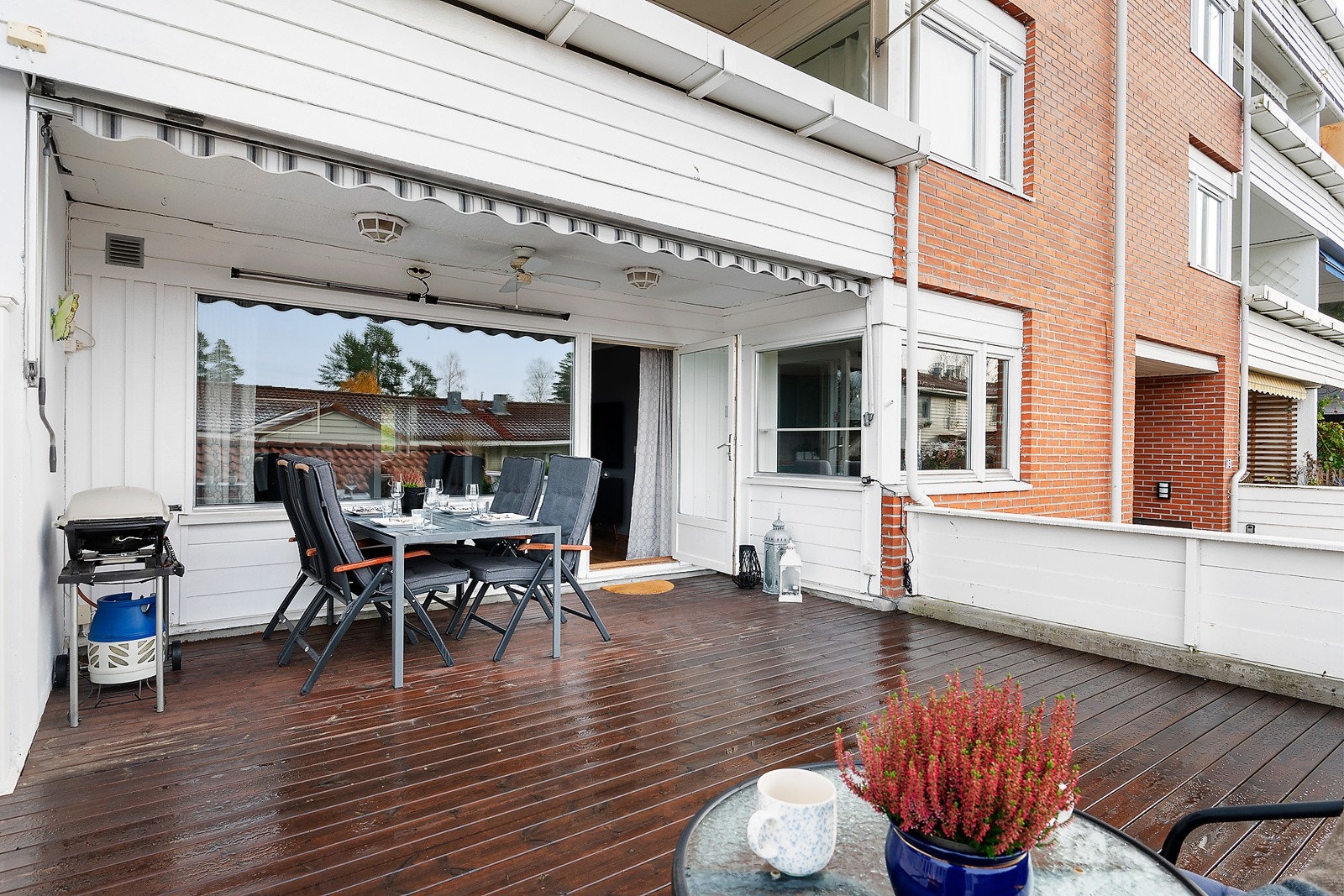God plass til ønsket møblement og grill hvor man kan invitere venner og familie til hyggelige sammenkomster. Galleribilde