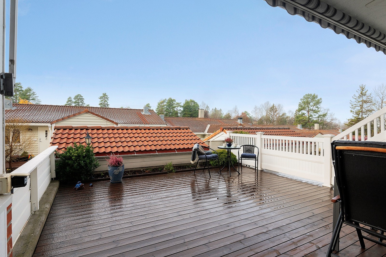 Vestvendt terrasse på hele 26 kvm. Her kan du virkelig nyte sommeren til det fullt, for her bys det på svært gode solforhold til sent på kveld i fine, omkringliggende omgivelser. Galleribilde