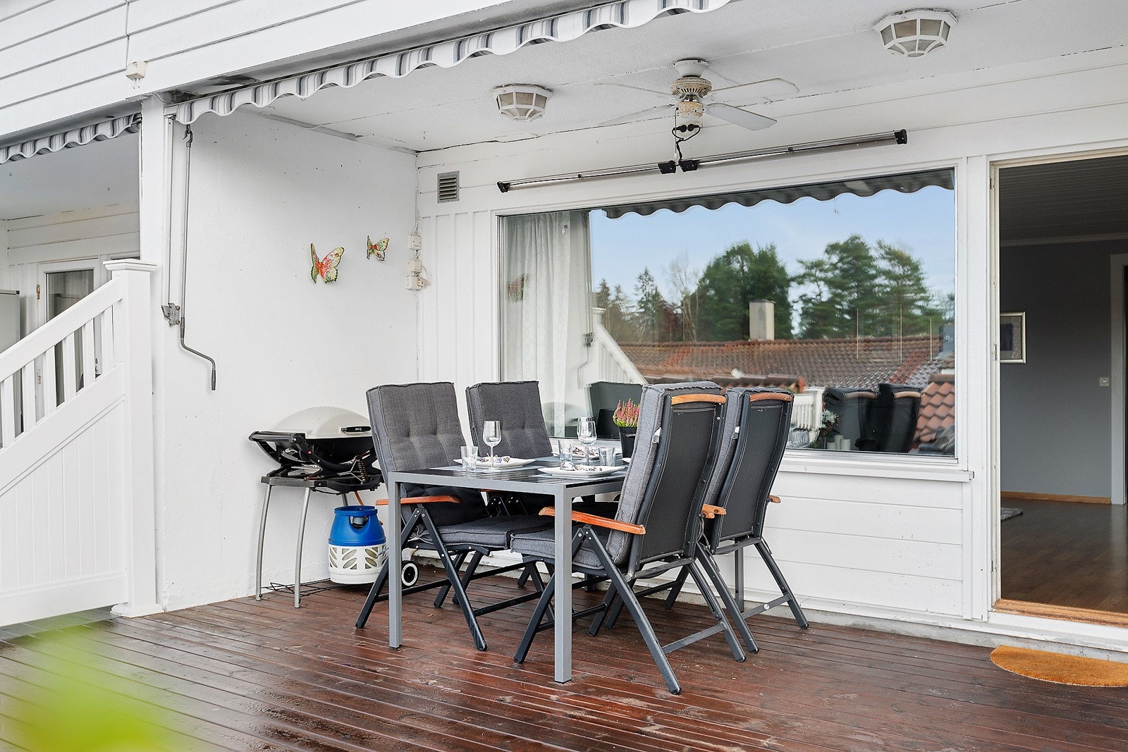 Videre er terrassen utstyrt med stikkontakter, markise, takvifte, varmelamper og utebelysning. Galleribilde