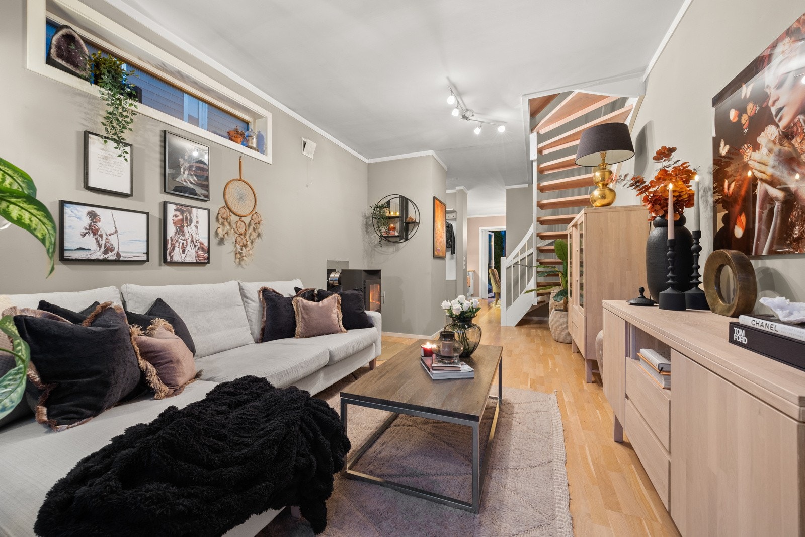 Det er lagt parkett på gulvet og veggene er malt i lyse, nøytrale toner. Galleribilde