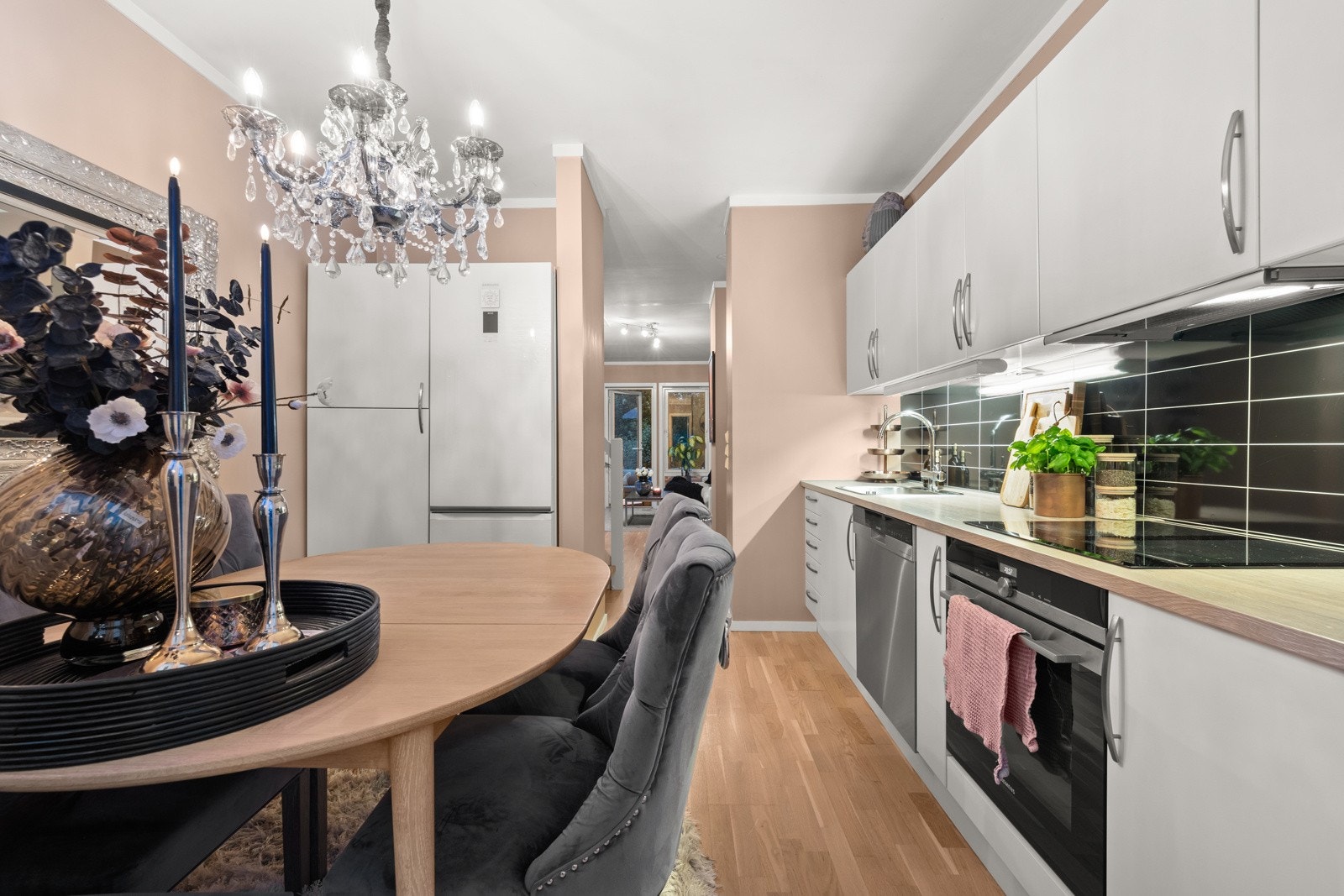 Kjøkkenet har integrerte hvitevarer som ovn og platetopp og det er opplegg for oppvaskmaskin. Galleribilde