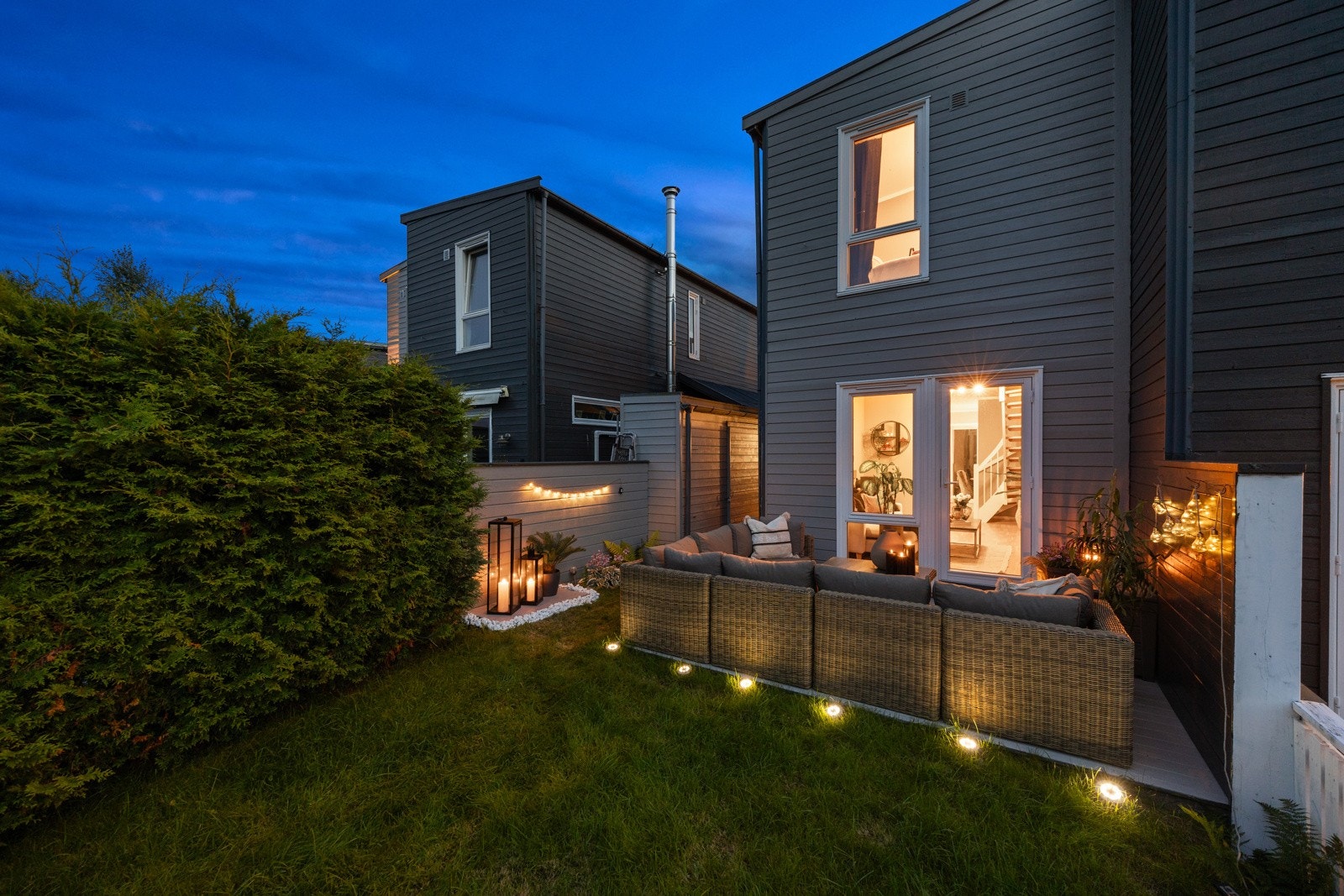 Terrasse og hage utenfor stuen. Galleribilde