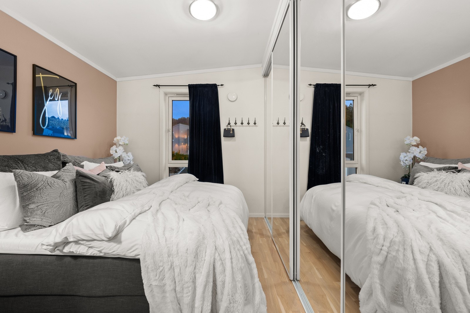 Hovedsoverom med skyvedørsgarderobe. Galleribilde