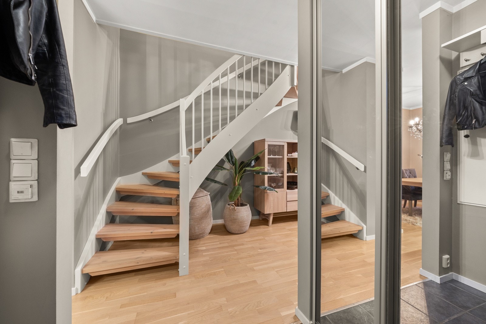 Flislagt entré med skyvedørsgarderobe. Galleribilde