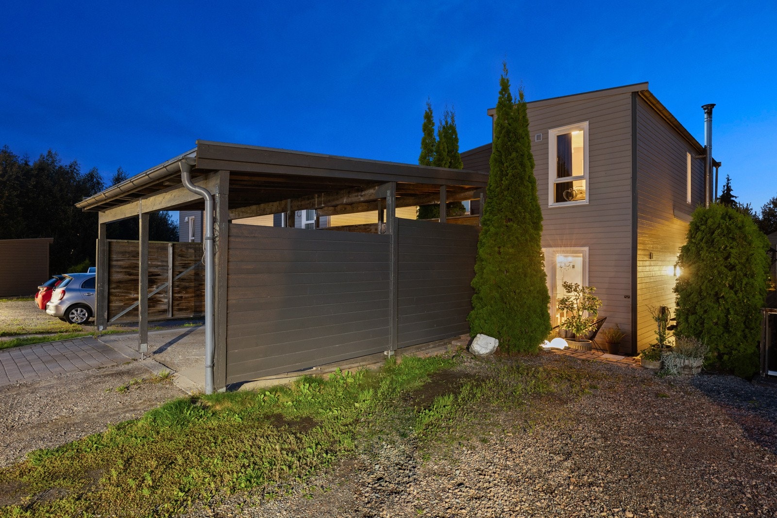 Parkering i carport. Galleribilde