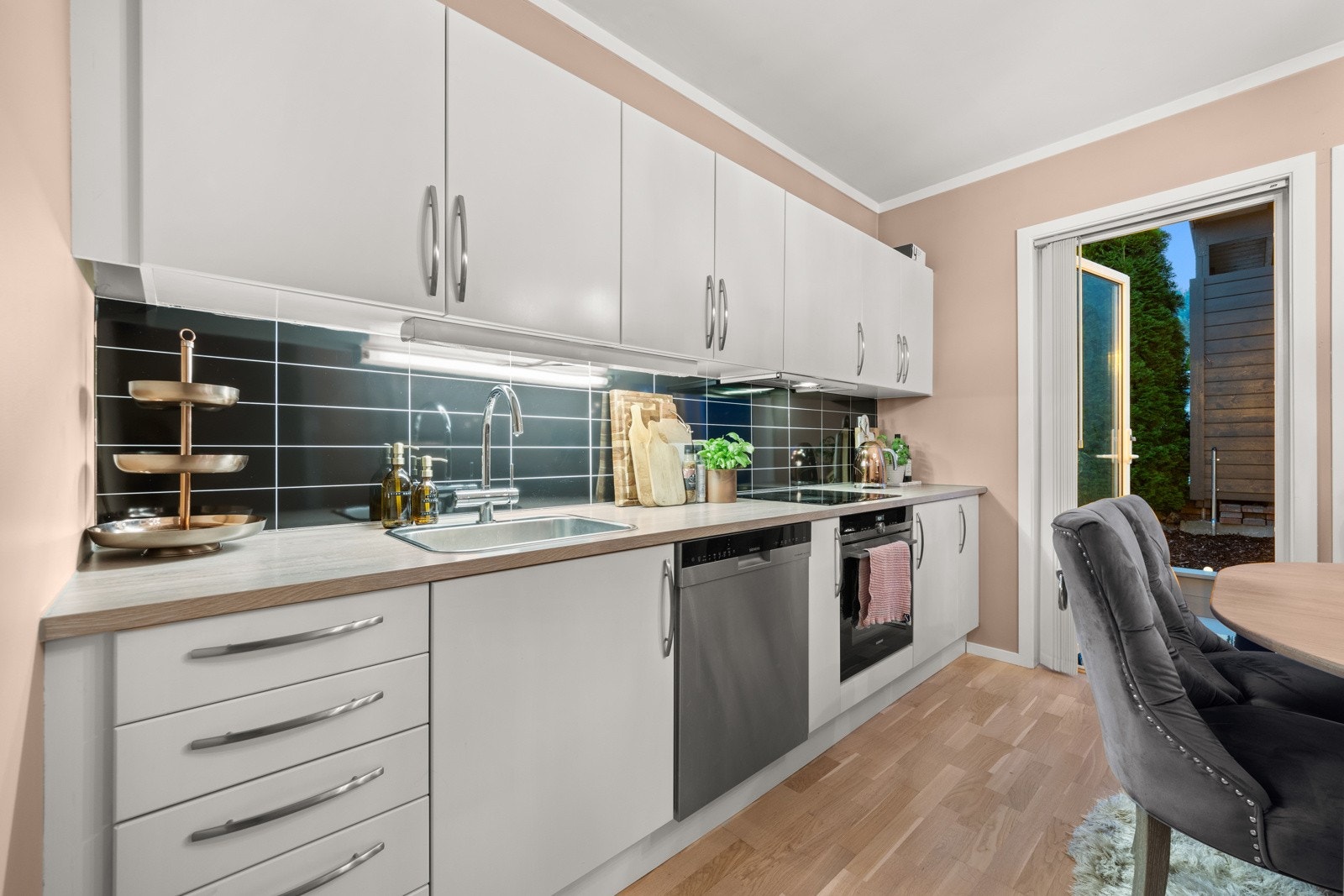 Kjøkkenet ligger separat og har utgang til den andre terrassen via glassdør, noe som gjør det enkelt å ta middagen ute. Galleribilde