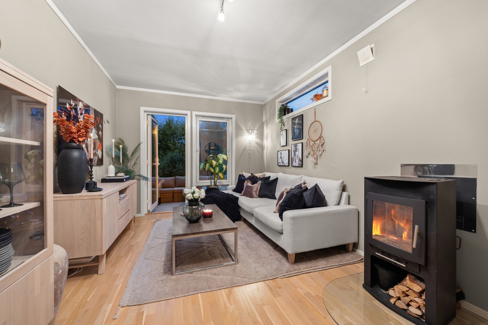 Fra entreen kommer man inn til en lun og koselig stue med plass til en avslappende sofagruppe. Galleribilde