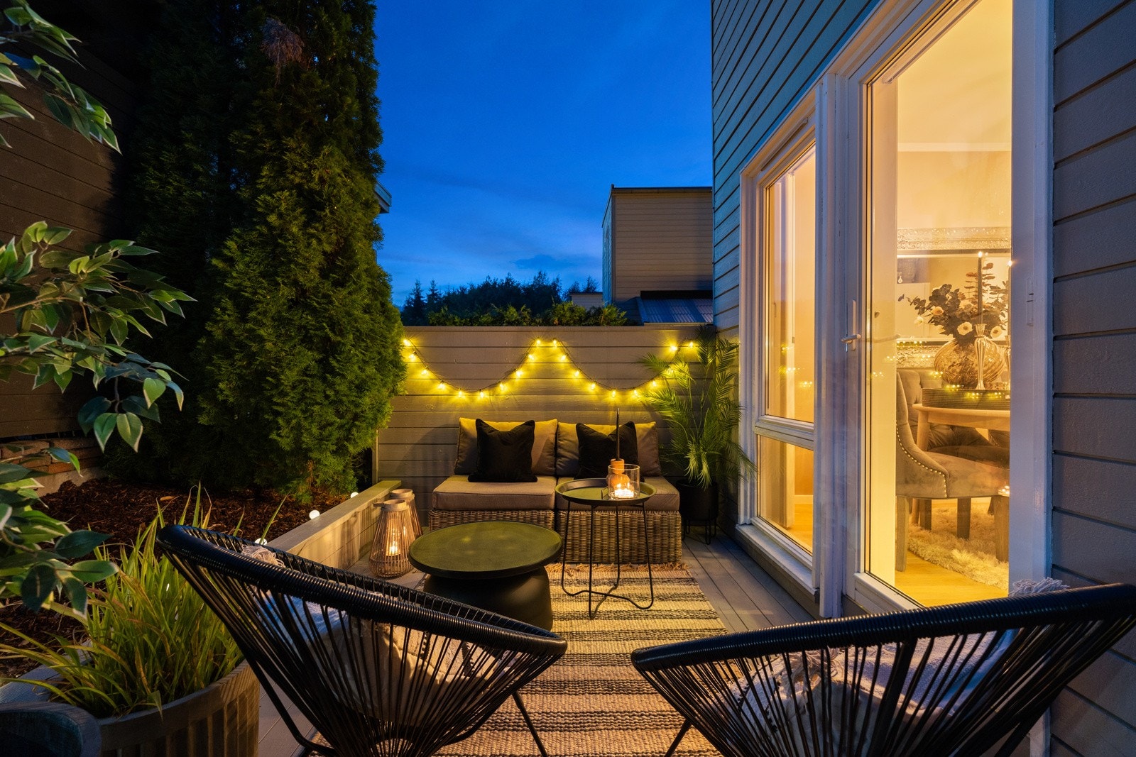 Boligen har fine uteplasser på begge sider av huset. Denne terrassen ligger utenfor kjøkkendelen. Galleribilde