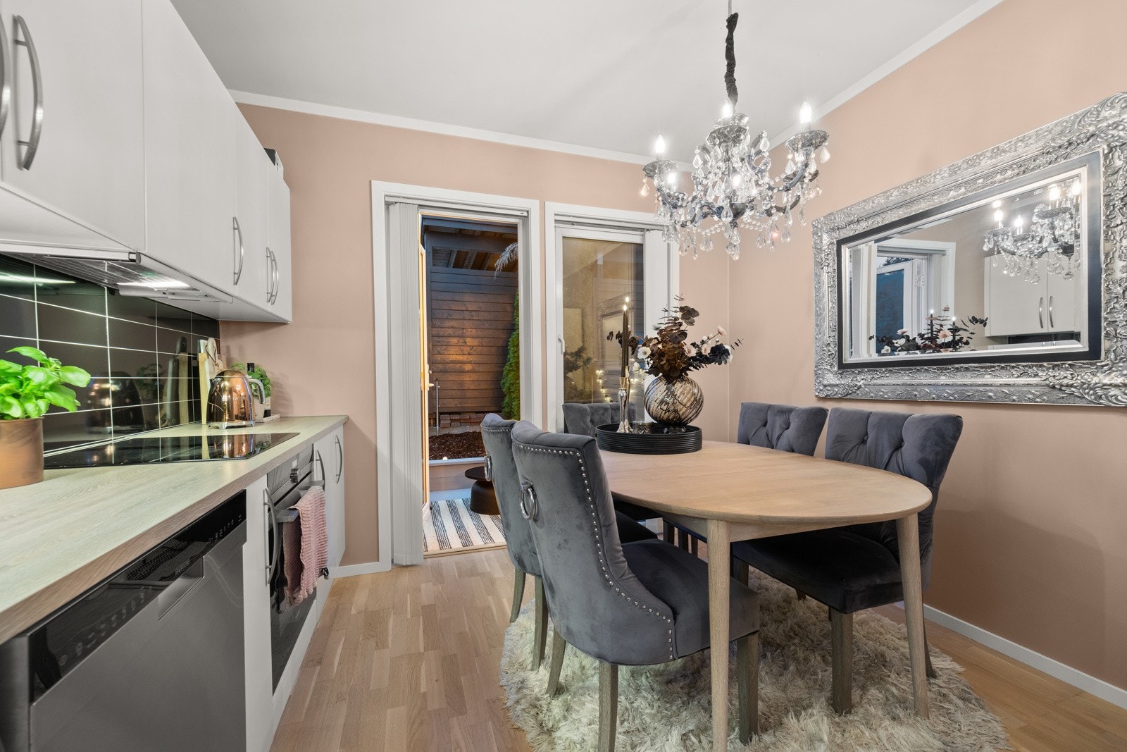 Plass til spisebord på kjøkkenet. Galleribilde