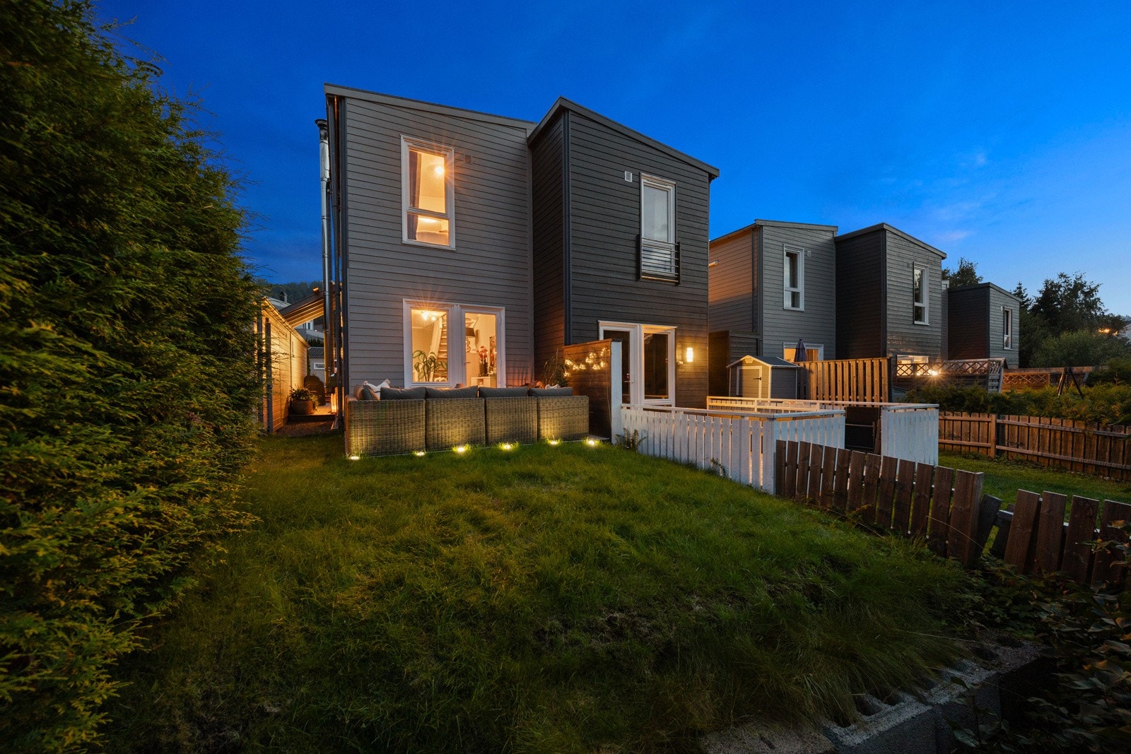 Pen halvpart tomannsbolig med usjenerte terrasser, hage og carport. Galleribilde