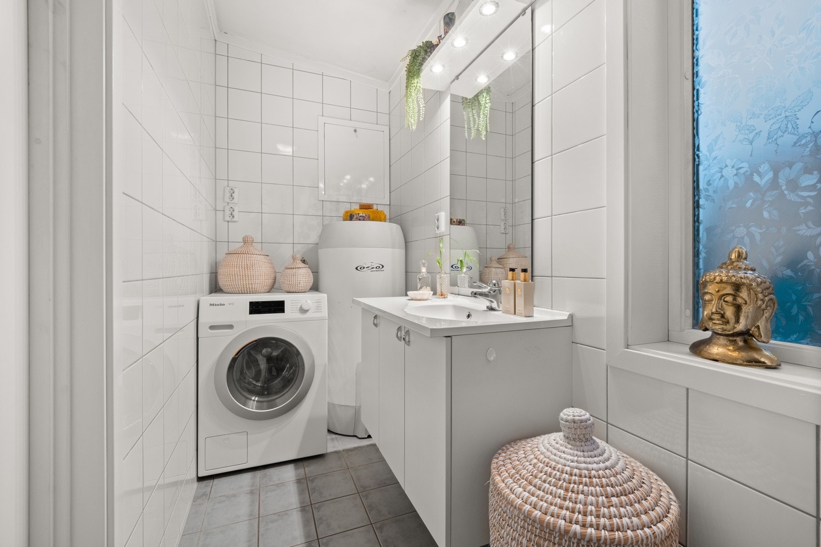 Badet har gulvvarme. Det er også opplegg for vaskemaskin. Galleribilde