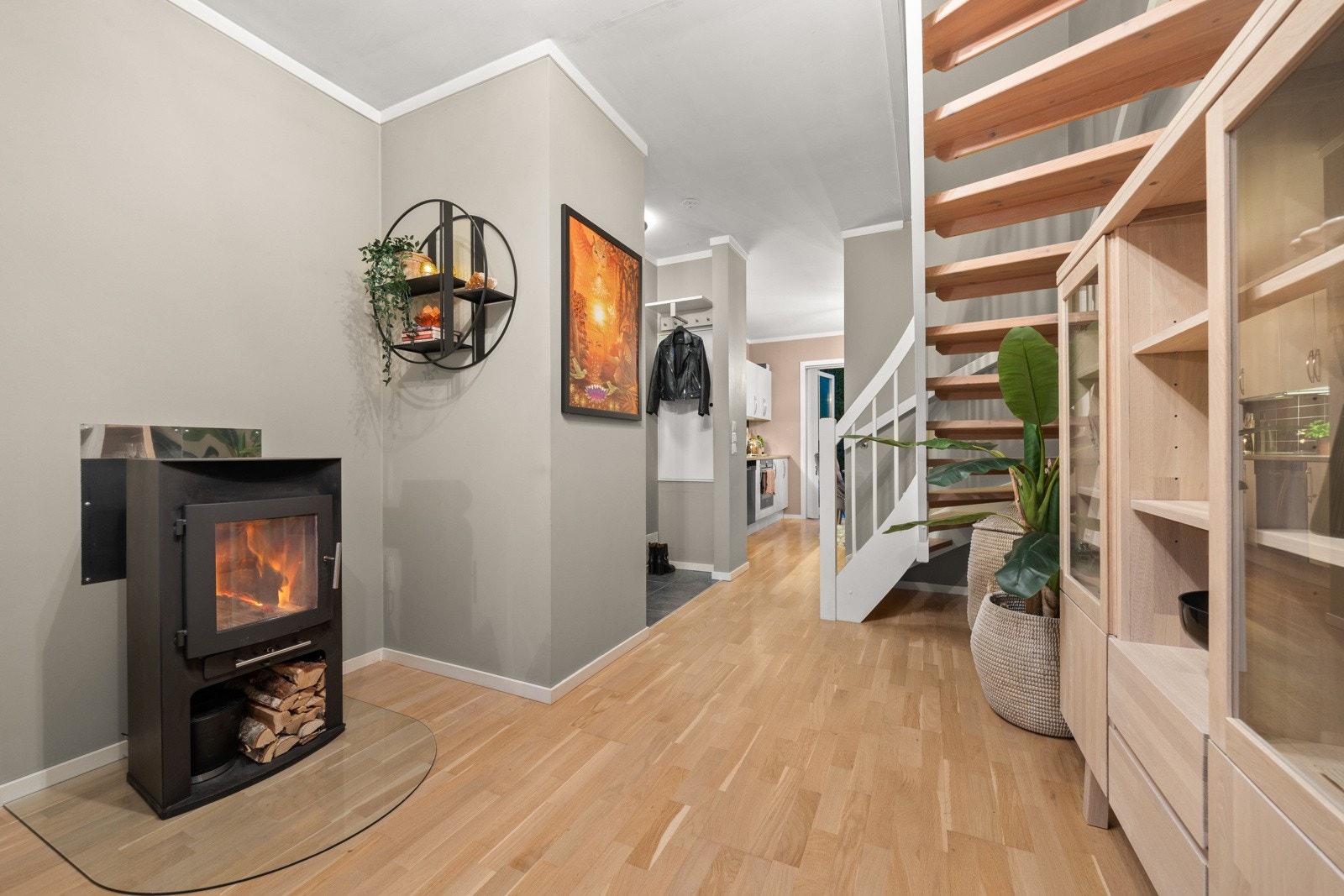 God varme fra peisovnen. Galleribilde