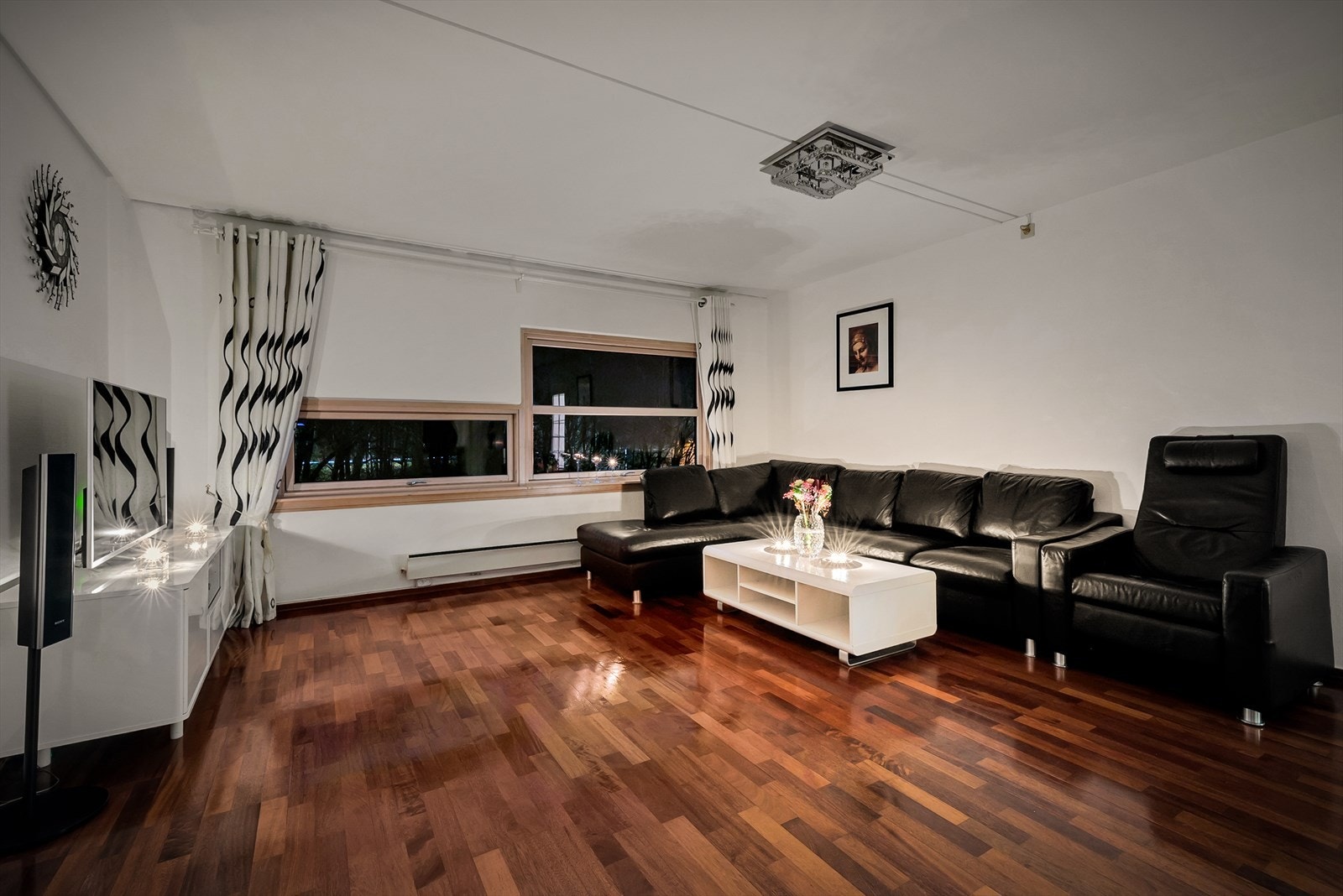 Stue med hyggelig atmosfære på kveldstid. Galleribilde