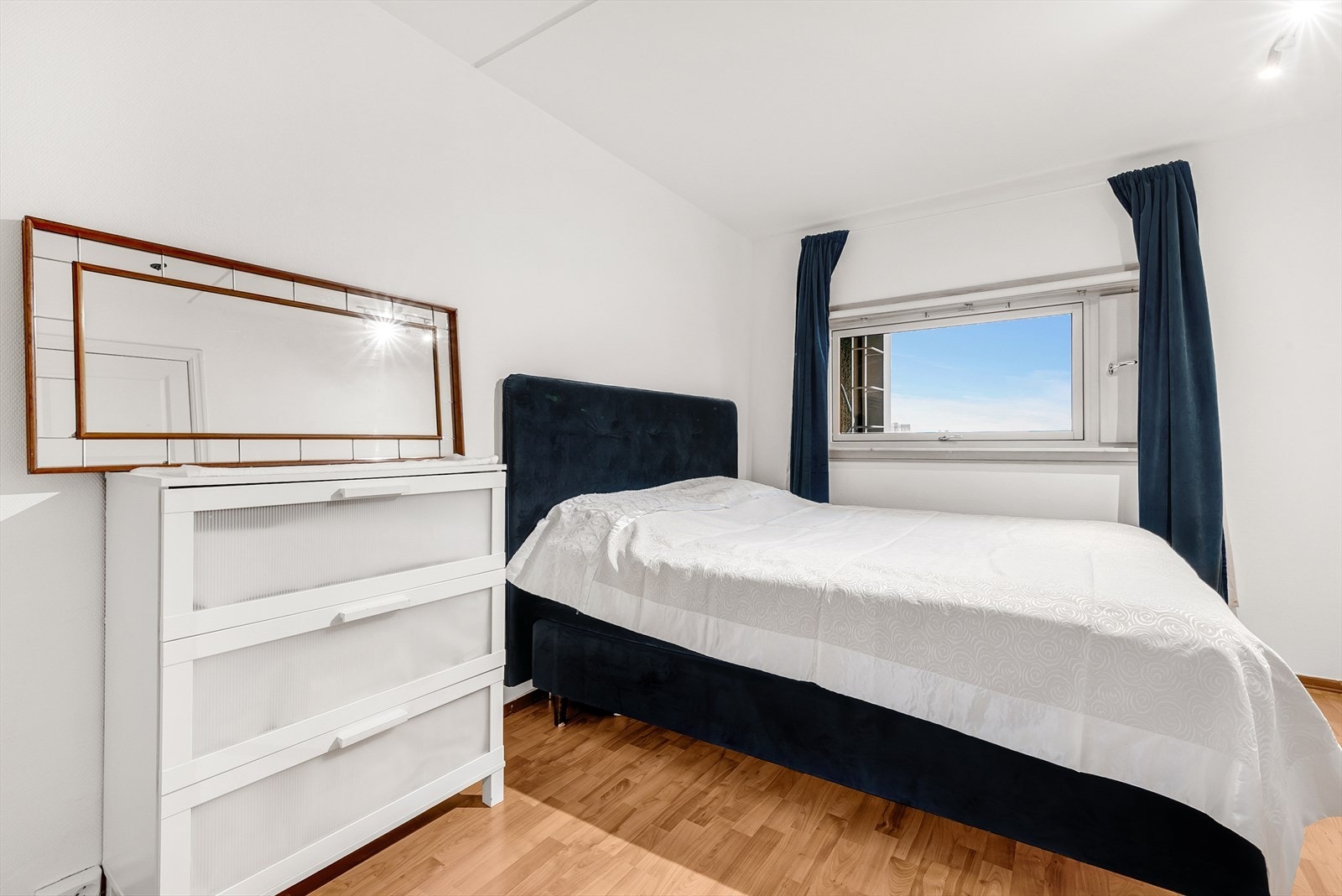 Hovedsoverom. Romslig med stort vindu. Galleribilde