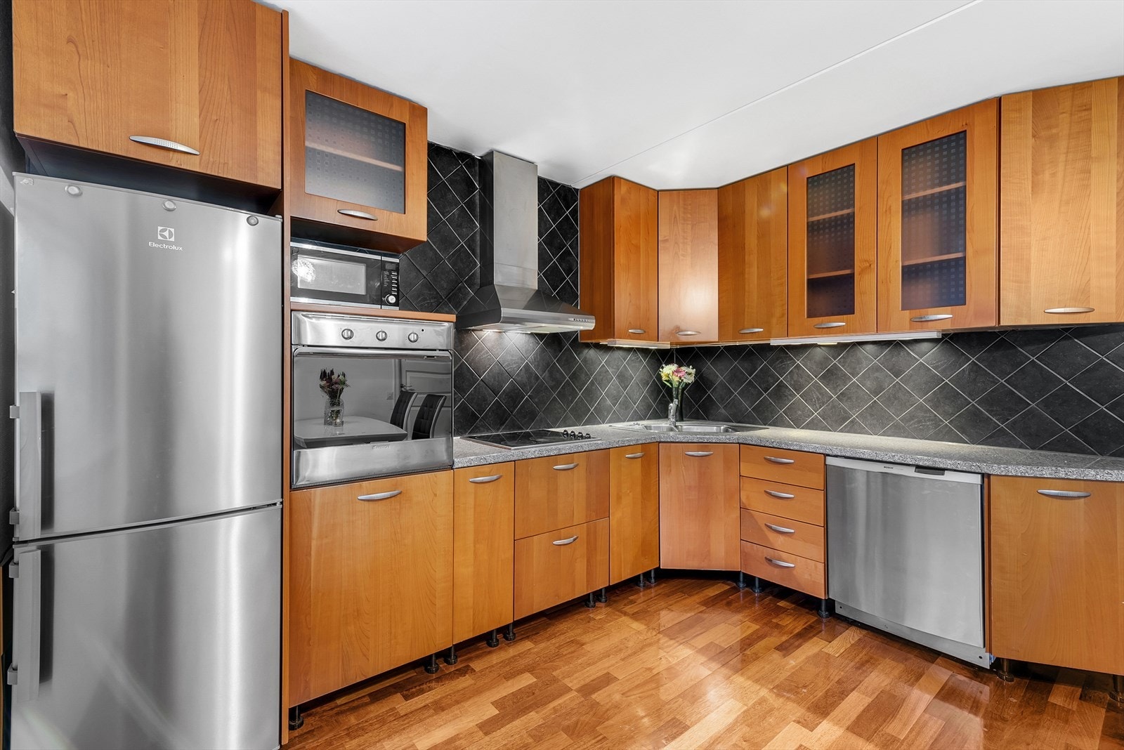 Kjøkken. Overskap med full takhøyde sørger for god plass til oppbevaring. Det er egen nisje til å plassere kjøleskap. Galleribilde